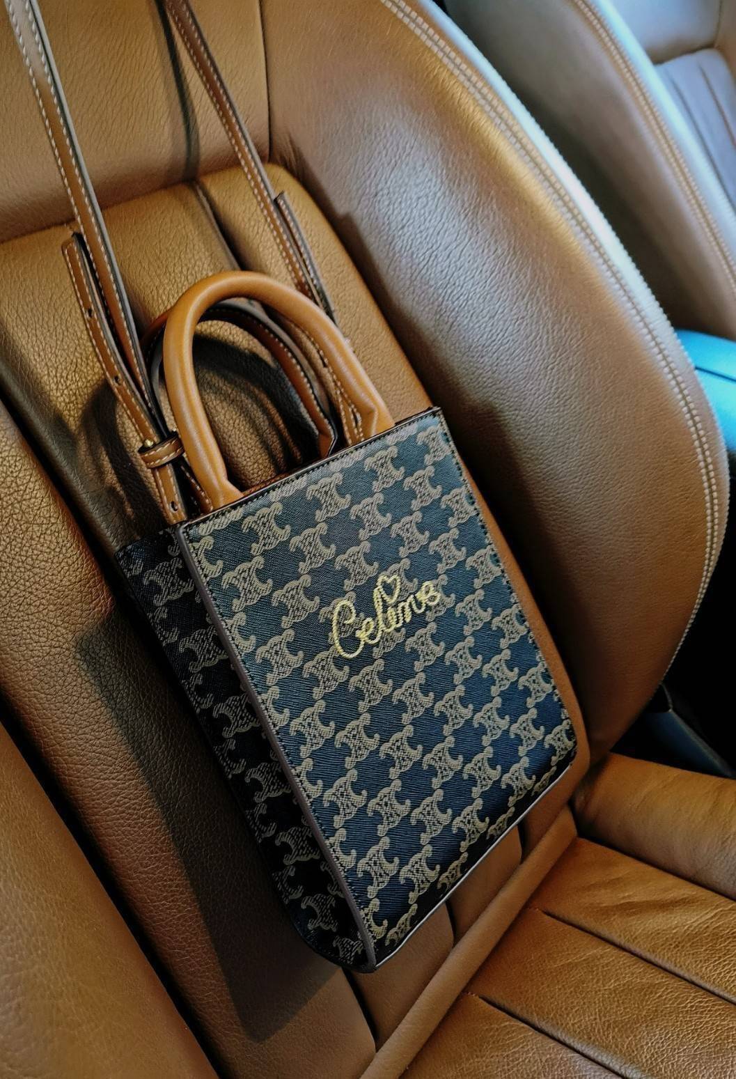 CELINE MINI HAND CARRY AND CROSSBODY BAG VIP GIFT WITH PURCHASE (GWP) พรีเมี่ยมกิ๊ฟ Limited จาก CELINE HAUTE PARFUME DUTYFREE COUNTER วัสดุ COATED CANVAS ดีไซน์ทรงเหลี่ยมสวยหรูสุดคลาสสิคในสไตล์สาว Lisa หนังสวยอยู่ทรงกันน้ำ มีโลโก้แบรนด์ด้านหน้า ภายในโล่งก