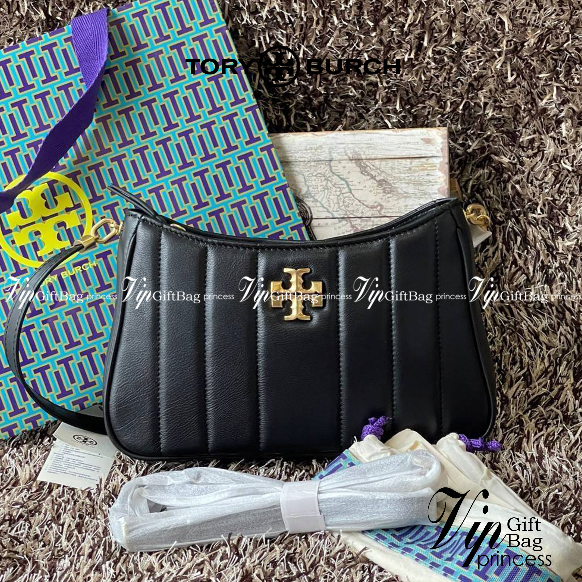 Tory burch Kira logo-plaque crossbody bag กระเป๋า Kira ของ Tory Burch เป็นส่วนหนึ่งของคอลเล็กชั่นที่โดดเด่น และมีหลายรุ่นด้วยกัน โดยมีป้ายโลโก้ Double T ของแบรนด์อยู่ตรงกลาง มีความเรียบง่ายแต่ยังคงความหรูหราโดดเด่นด้วยวัสดุบุผิว ป้ายโลโก้สีทอง สายสะพายโซ่