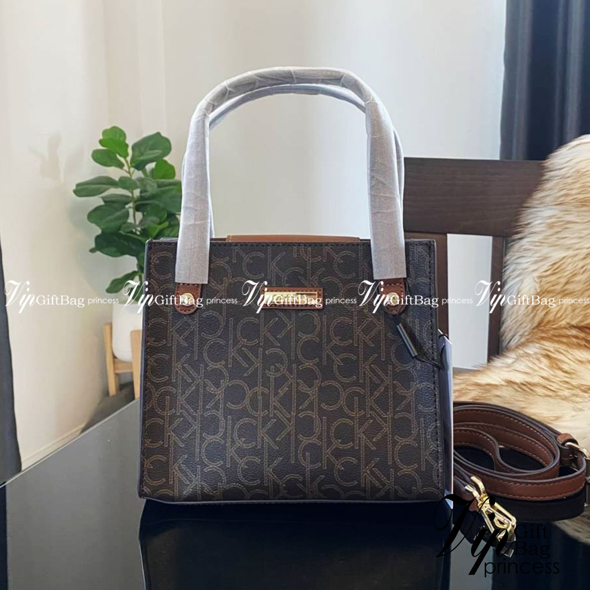 CALVIN KLEIN JEANS crossbody bag กระเป๋าถือหรือสะพาย ลายซิกเนเจอร์แบรนด์ทั้งใบ มีหูจับสำหรับถือ เปิด-ปิดกระเป๋าด้วยกระดุมแม่เหล็ก ด้านในโล่งกว้างมีช่องเล็กและช่องซิปสำหรับใส่ของจุกจิก ซับในลายแบรนด์อย่างดี มาพร้อมสายสะพายยาวปรับระดับได้ สามารถใช้ได้หลากหล