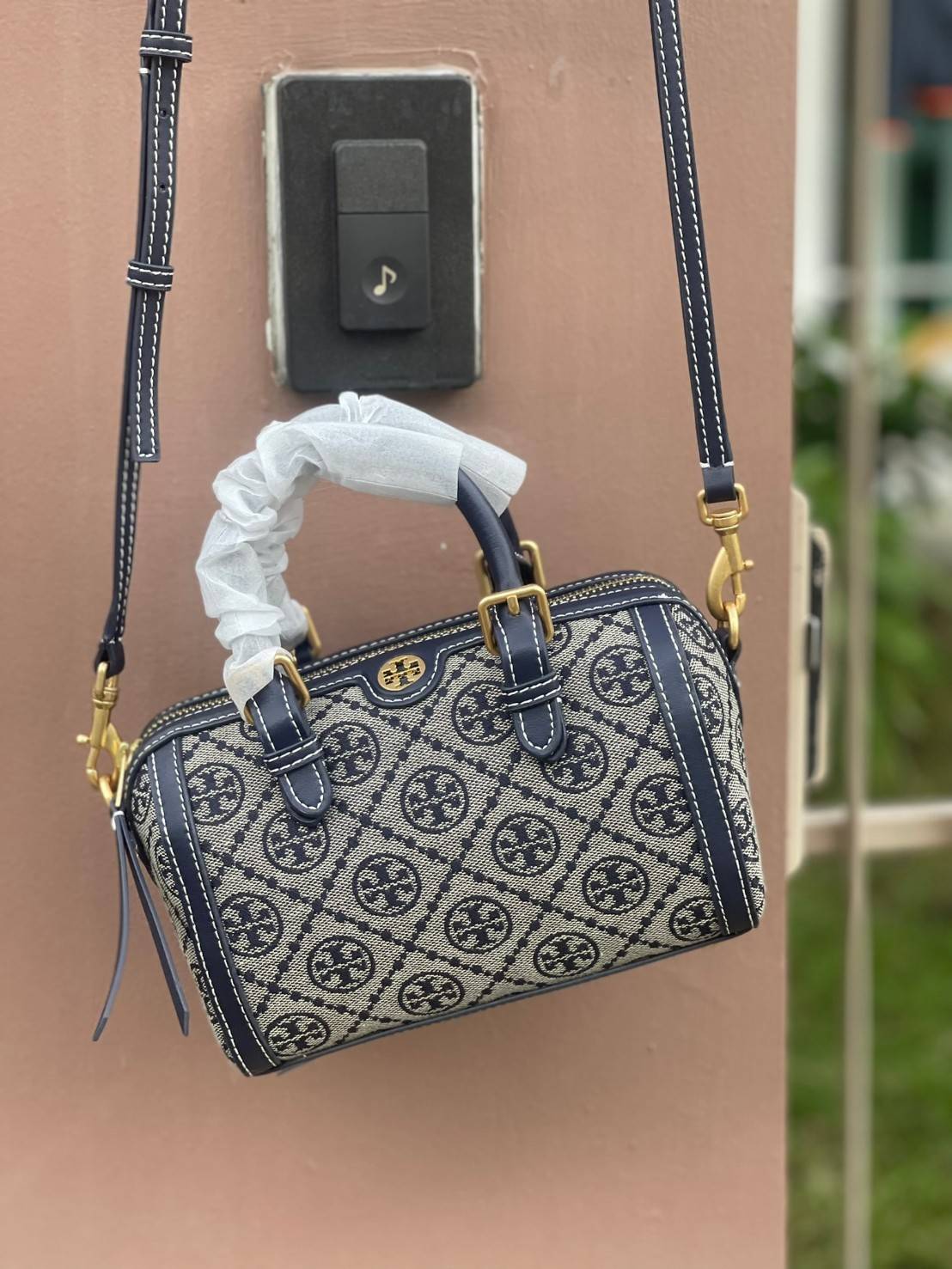 small: Tory burch T Monograme Jacquaed Mini Duffle Bag เป็นทรงกระเป๋าที่มีความฮอตฮิตตลอดกาล ด้วยรูปทรงคลาสสิคและเหมาะใช้งานเข้ากับทุกสถานการณ์ ไม่ว่าจะเป็นกระเป๋าสะพายไหล่ เพิ่มความคล่องตัวและเข้าได้กับทุกลุค ไม่ว่าจะเป็นวันสบายๆ หรือวันที่ต้องออกไปทำกิจก