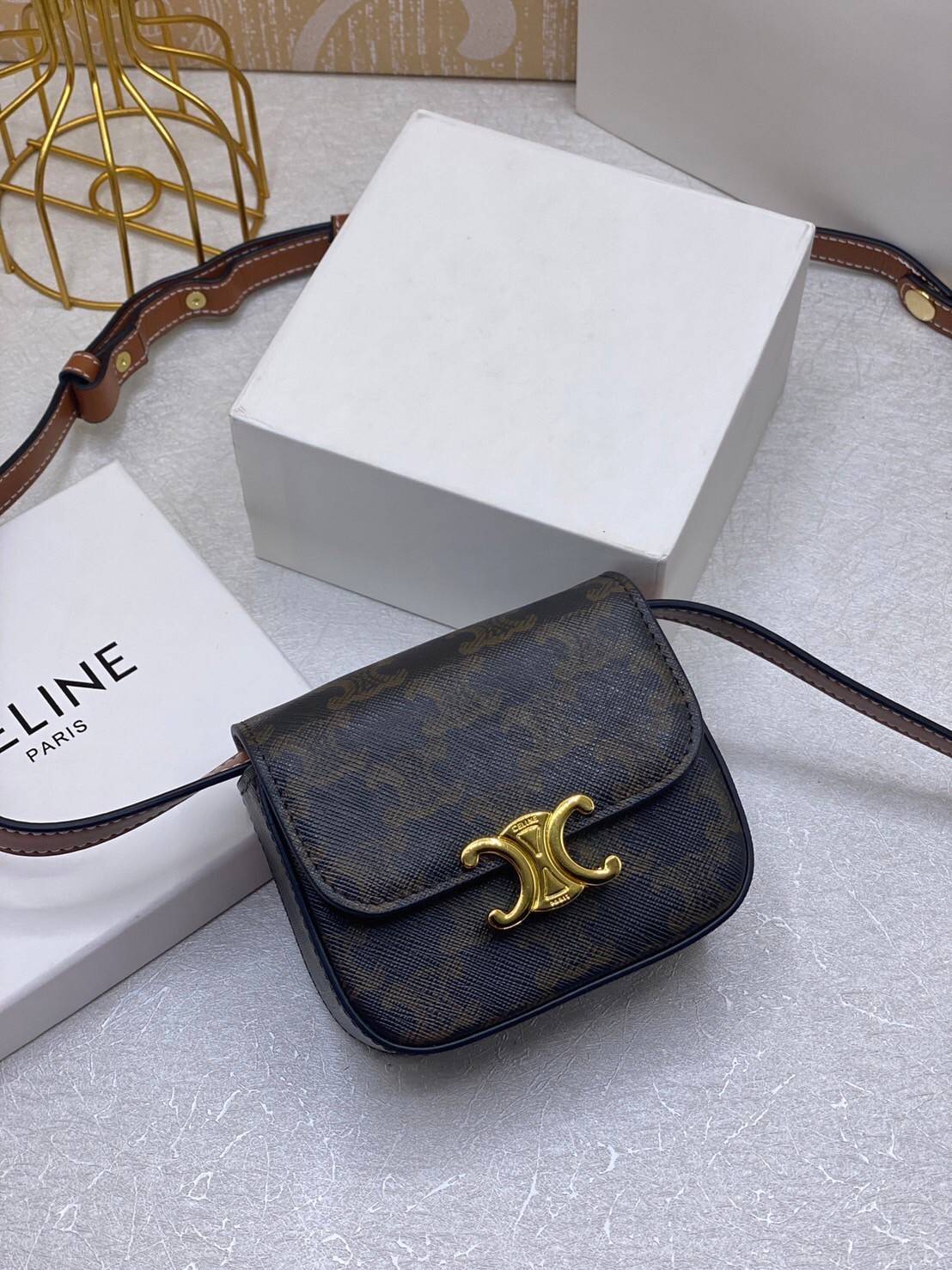 CELINE MINI TRIOMPHE IN TRIOMPHE Shiny calfskin เกรดออริจินอล กระเป๋ามินิทรงชิค ดีไซน์รูปกล่องสุดแสนมินิมอล สามารถสะพายแบบ Crossbody และยังเป็น Belt Bagได้อีกด้วย วัสดุแคนวาสลาย Triomphe แบบไม่มีตกยุค
