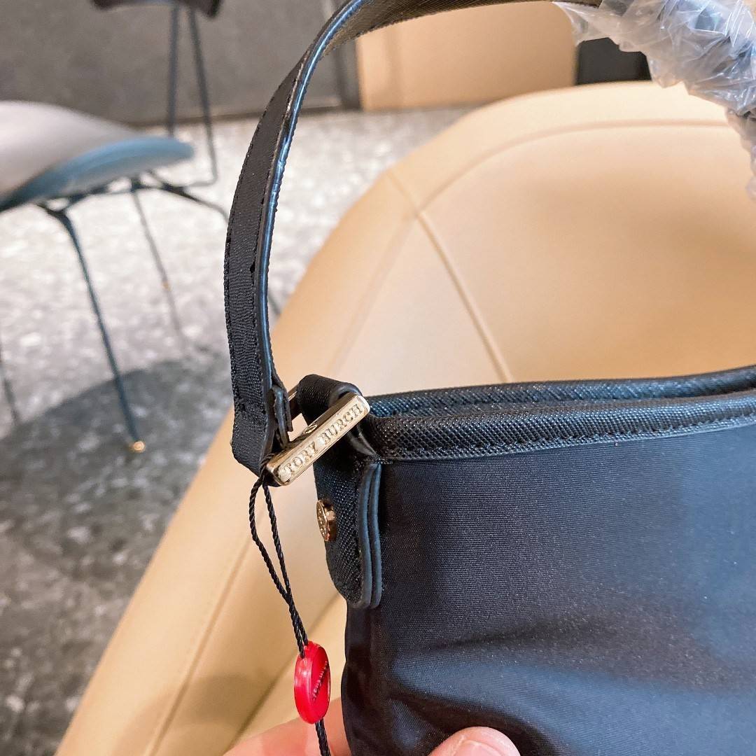 TORY BURCH STACKED NYLON LOGO BAG กระเป๋า BUCKET TOTE วัสดุ NYLONทั้งใบตัดด้วยหนังสังเคราะห์ลาย SAFFIANO