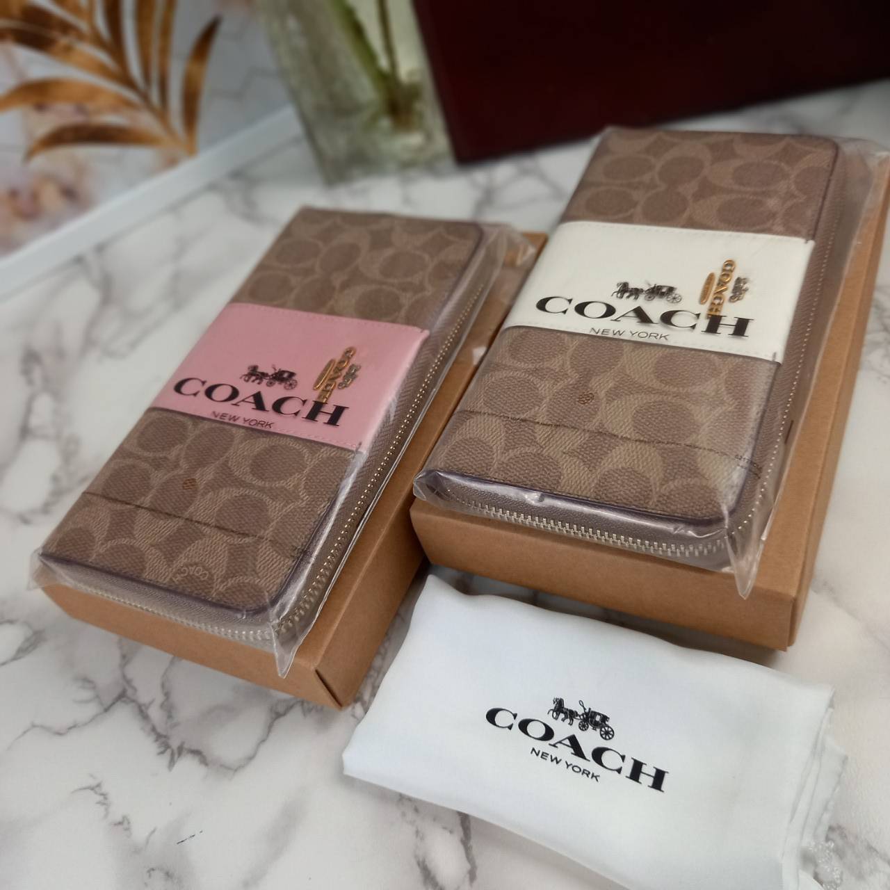 มาเท่าไหรก็ไม่เคยพอจริงๆ มีความต้องการกันถึงขีดสุด❣️😘>>COACH ACCORDION ZIP WALLET IN COLORBLOCK SIGNATURE CANVAS (COACH 31546)🍁กระเป๋าสตางค์ใบยาว ซิปรอบ //วัสดุหนังแคนวาสสลับหนังแท้ ดีไซน์สวย โดดเด่นลงตัวเป็นที่สุด ด้านในมีช่อ