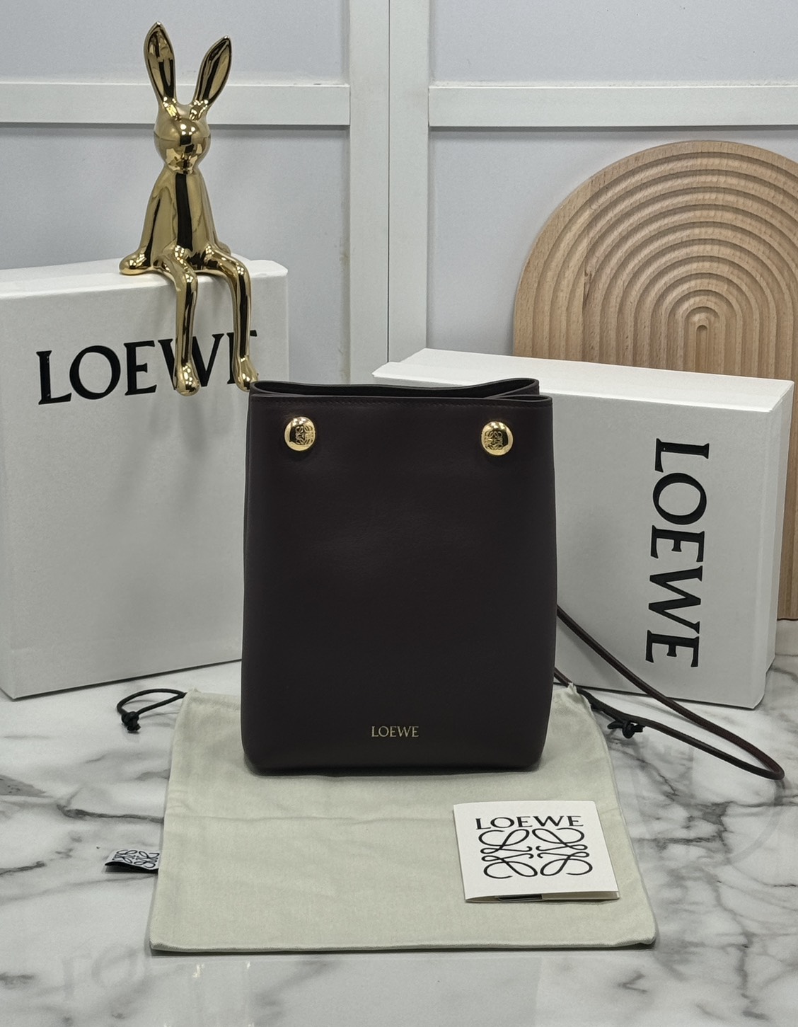 ORI หนังแท้ | LOEWE pebble pouch in smooth กระเป๋าทรงโท้ทดีไซน์คลาสสิค เรียบง่ายแต่ดูแพง มีระดับสุดๆ แต่งหมุดปั้มโลโก้แบรนด์สีทองสวยโดดเด่น เหมาะเป็นไอเท็ม everyday bag จริงๆ