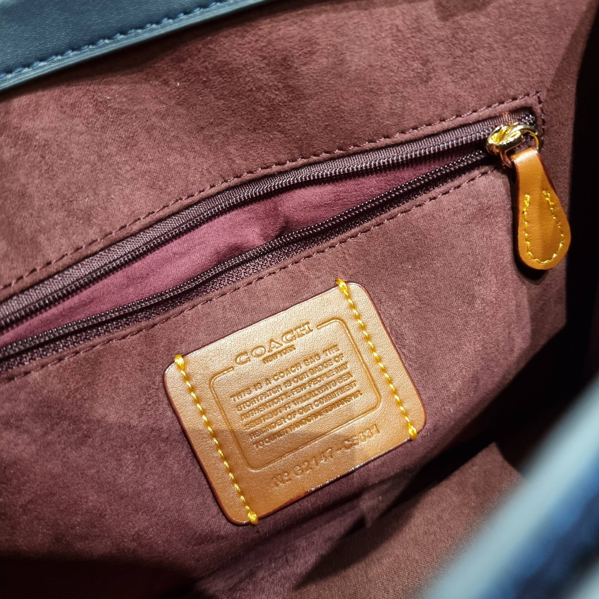 COACH C5631 BRYNN FLAP CROSSBODY แซ่บที่สุด ใหม่ที่สุด!! คอลเลคชั่นใหม่!! มองยังไงก็หลงรักละสายตาไม่ไหว กระเป๋าสะพายข้างลุคไฮน์ ที่ดีไซน์ออกมาได้ปัง และดูแพงมากๆ ด้วยดีเทลคลาสสิค รูปทรงใช้งานง่าย เรียบๆแต่มีดีเทล วัสดุหนังลายจระเข้ สวยม้าก!!! เปิด-ปิดด้วย