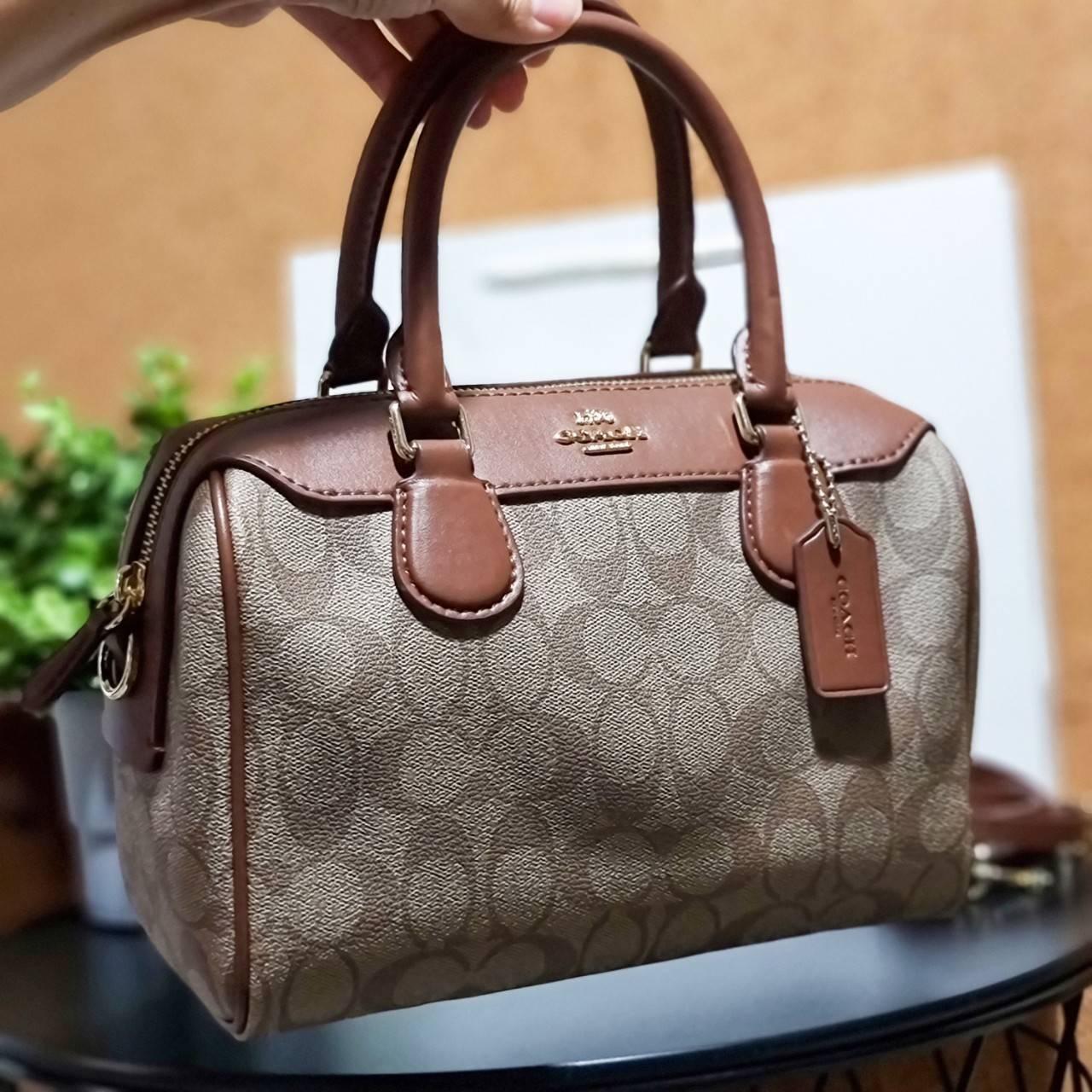 OUTLET ของแท้ 💯% 】COACH F32203 MINI BENNETT SATCHEL IN SIGNATURE CANVAS กลับมาอีกครั้ง!! กับกระเป๋าทรงหมอนยอดฮิต 🥳 มีกี่สีก็ขายหมด วัสดุหนังแคนวาสเคลือบลาย ทรงสวยใช้งานได้ทุกโอกาส