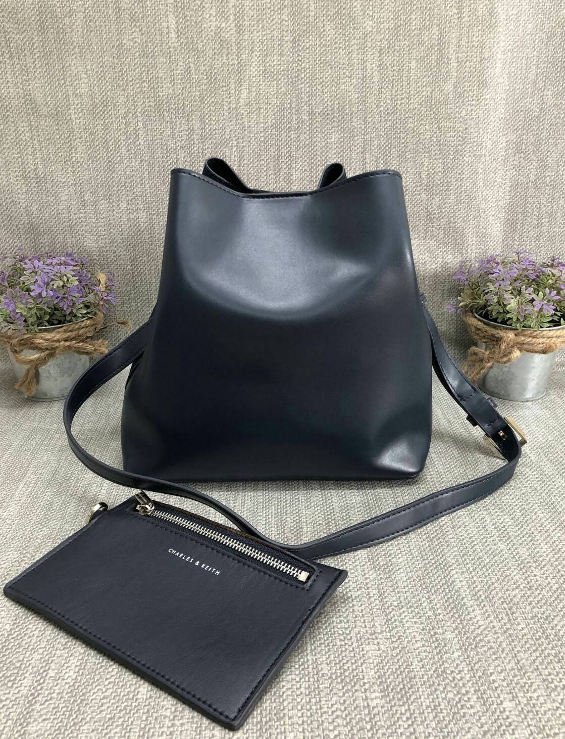 CHARLES & KEITH SLOUCHY SLING BAG 2018 กระเป๋าสะพายข้าง ปรับเปลี่ยนรูปทรงใช้งานได้ไม่จำเจ ปากกระเป๋าเป็นแม่เหล็ก มีสายเกี่ยวเพื่อปรับรูปกระเป๋า ให้เป็นทรงขนมจีบได้ค่ะ ภายในกระเป๋าโล่งกว้าง ใส่ของจุ รุ่นนีพิเศษ มีกระเป๋าใบเล็กแบบซิปห้อยมาให้อีก 1 ใบค่ะ ถอด