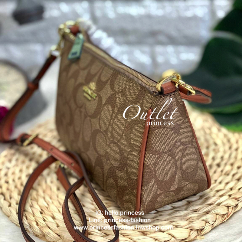 Coach signature crossbody bag กระเป๋าสะพาย size mini วัสดุ pu. ลาย signature เปิดปิดด้วยซิป ด้านในโล่ง ใส่ wallet ยาว, มือถือได้ทุกรุ่น ด้านหลังสกรีนลายน่ารัก พร้อมสายสะพาย 2 เส้น แบบสั้นสะพายไหล่ และแบบยาว crossbody ถอด ปรับได้ค่ะ