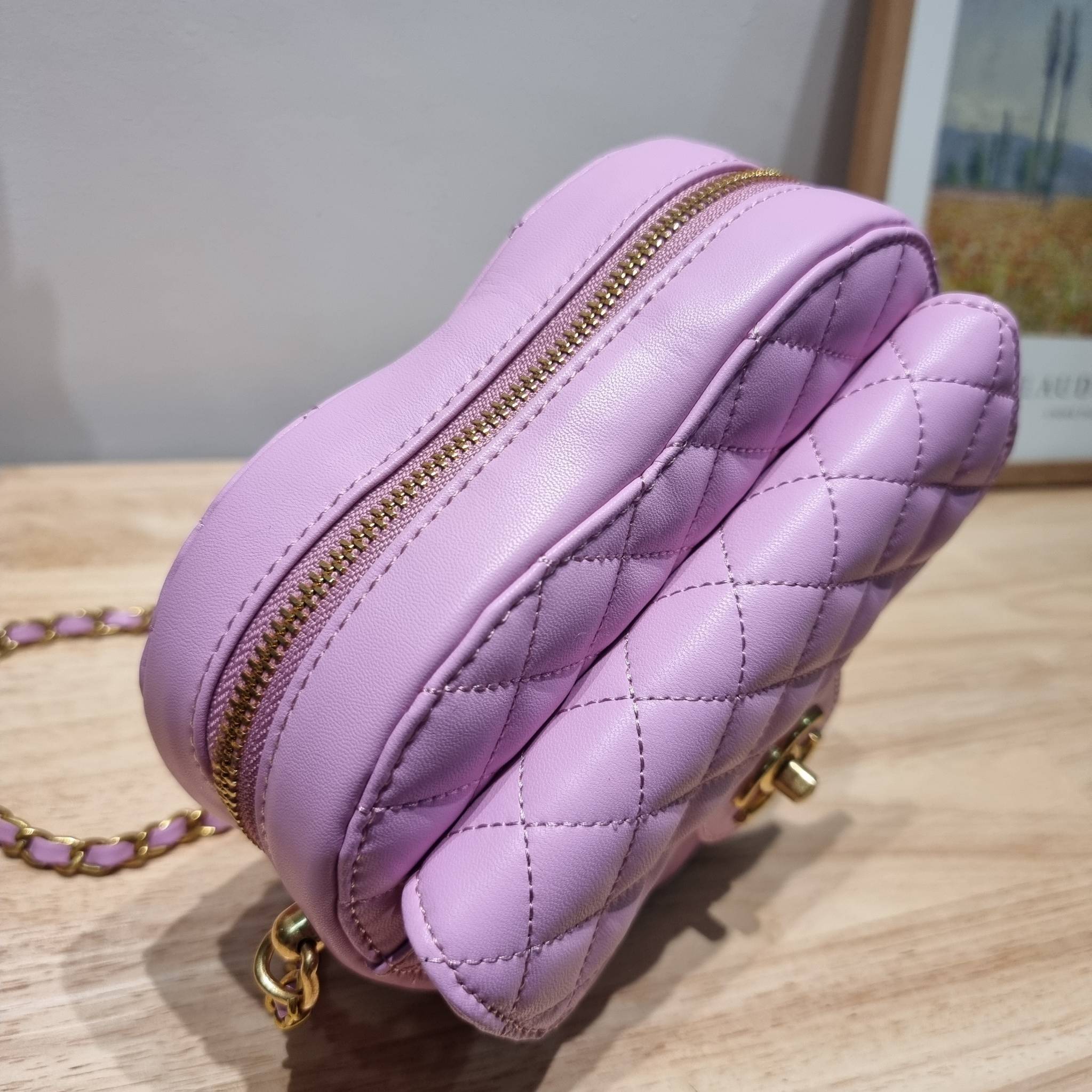 CHANEL Heart Bag Lambskin & Gold-Tone Meta สวยมาก มงลงมาก!! กระเป๋าสะพายสุดคิ้วท์ ที่ดีไซน์รูปทรงหัวใจไม่ซ้ำใคร น่ารักทุกสี น่าใช้ไปเลยแม่!! วัสดุหนังแกะฟอกสี เปิด-ปิดด้วยซิป ด้านหน้ามีช่องเก็บของจุกจิก ภายในเป็นช่องโล่ง ใส่มือถือ ใส่กระเป๋าสตางค์สั้นได้ 