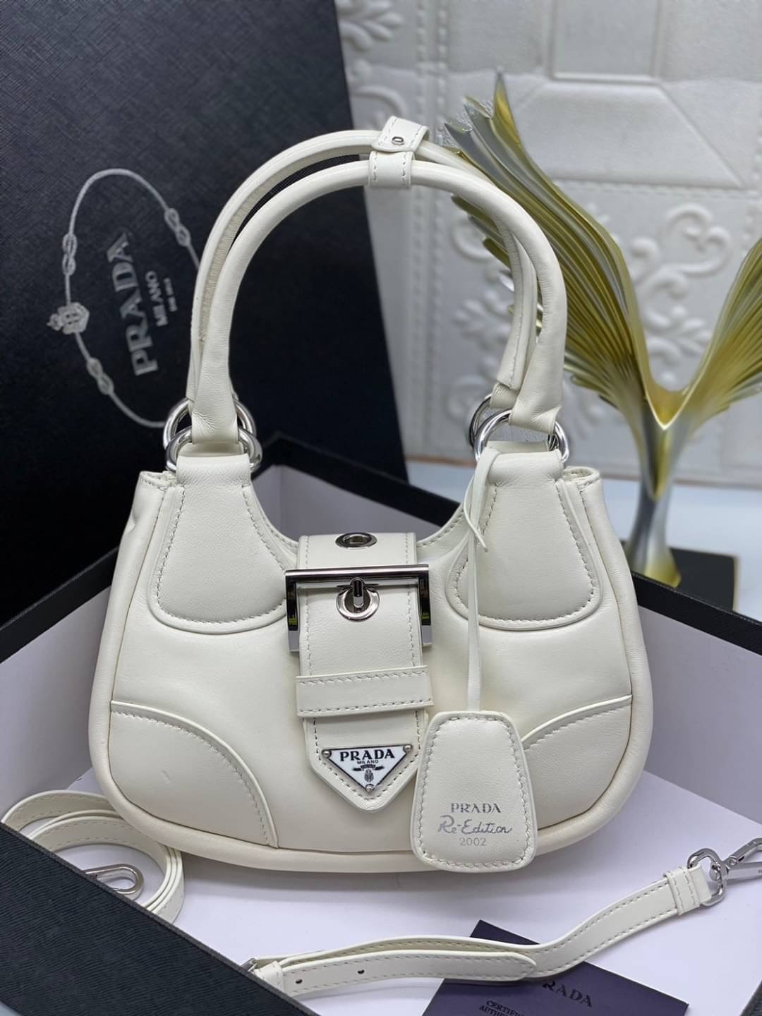 Prada Moon padded nappa-leather bag / PRADA LEATHER HANDBAG พร้อมส่งที่ไทย กระเป๋าสะพาย คอลที่ใครๆ เห็นก็ต้องรัก ขนาดกำลังน่ารัก ดีไซน์สวยดูแพง ด้วยวัสดุที่มีคุณภาพหนัง nappa สัมผัสดีงาม