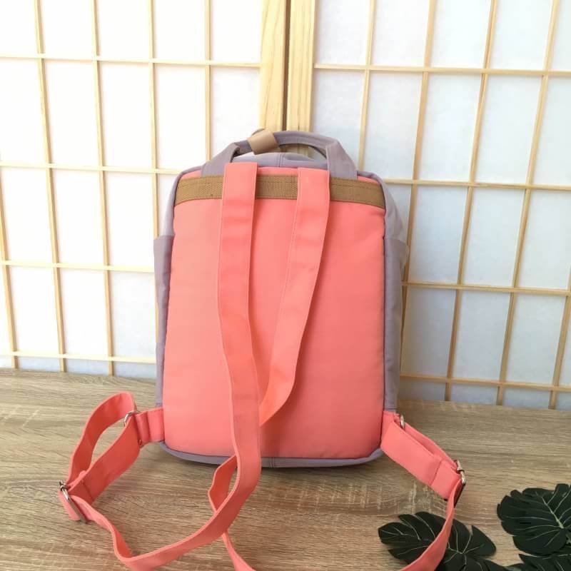 ของแท้ Doughnut mini bagpack กระเป๋าเป้ทีฮิตกันมากในหมู่วัยรุ่นฮองกง ด้วยสีสันที่โดดเด่น โทนสีพาสเทล ดีไซน์น่ารัก ทันสมัย กันน้ำได้ ช่องใส่ของหลายช่องแยกเป็นสัดส่วน จะสะพายไปเรียนหรือเที่ยวได้ในใบเดียวเลยคร้าา