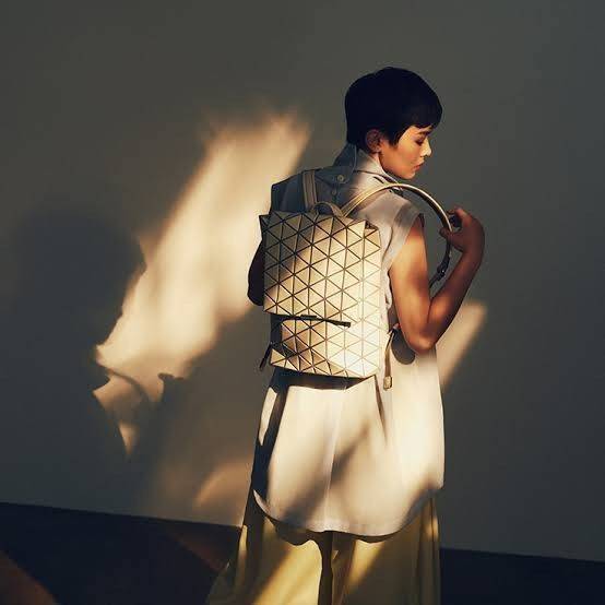 BAO BAO ISSEY MIYAKE Flap Backpacks กระเป๋าสะพายหลังรูปแบบใหม่จะเปิดตัว โดดเด่นด้วยฝาพับรูปสี่เหลี่ยมผืนผ้าที่เปิดและปิดได้ง่าย และรูปทรงแบบมินิมอล เป้สะพายหลังใช้งานได้ดีมาก
