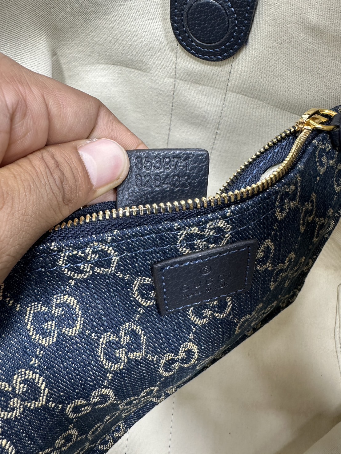 ORI หนังแท้ | Gucci Giglio Large tote bag / Monogram / Denim กระเป๋าทรงสะพายทรงโท้ทใบใหญ่ ดีไซน์ใหม่ล่าสุด สวยหรู่เท่มาก มาพร้อมใบเล็กเข้าเซ็ท พร้อมสายสะพายยาวเขียวแดงเป็นเอกลักษณ์ ภายในโล่งกว้าง จุของได้เยอะจุใจ