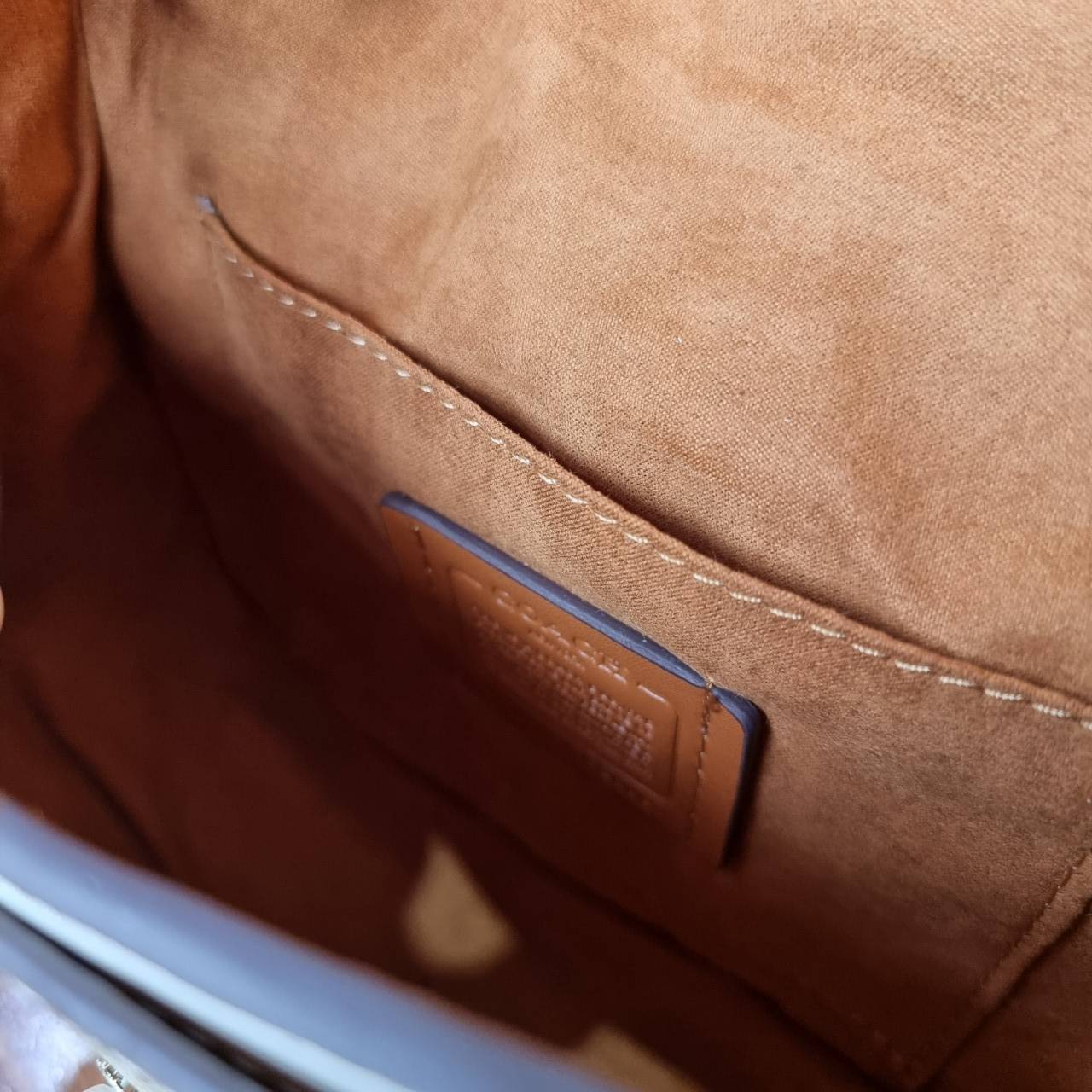 ของแท้ 💯% COACH C2806 GEORGIE SADDLE BAG IN SIGNATURE CANVAS ยกระดับความหรูให้กับตัวเองกันหน่อย ด้วยกระเป๋ารุ่นนี้!! ครอสบอดี้ที่ดีไซน์หรู อัพเลเวล ในราคาที่จับต้องได้ วัสดุหนังแคนวาสเคลือบสลับหนังเรียบและหนัง pepble หลากหลายในใบเดียว