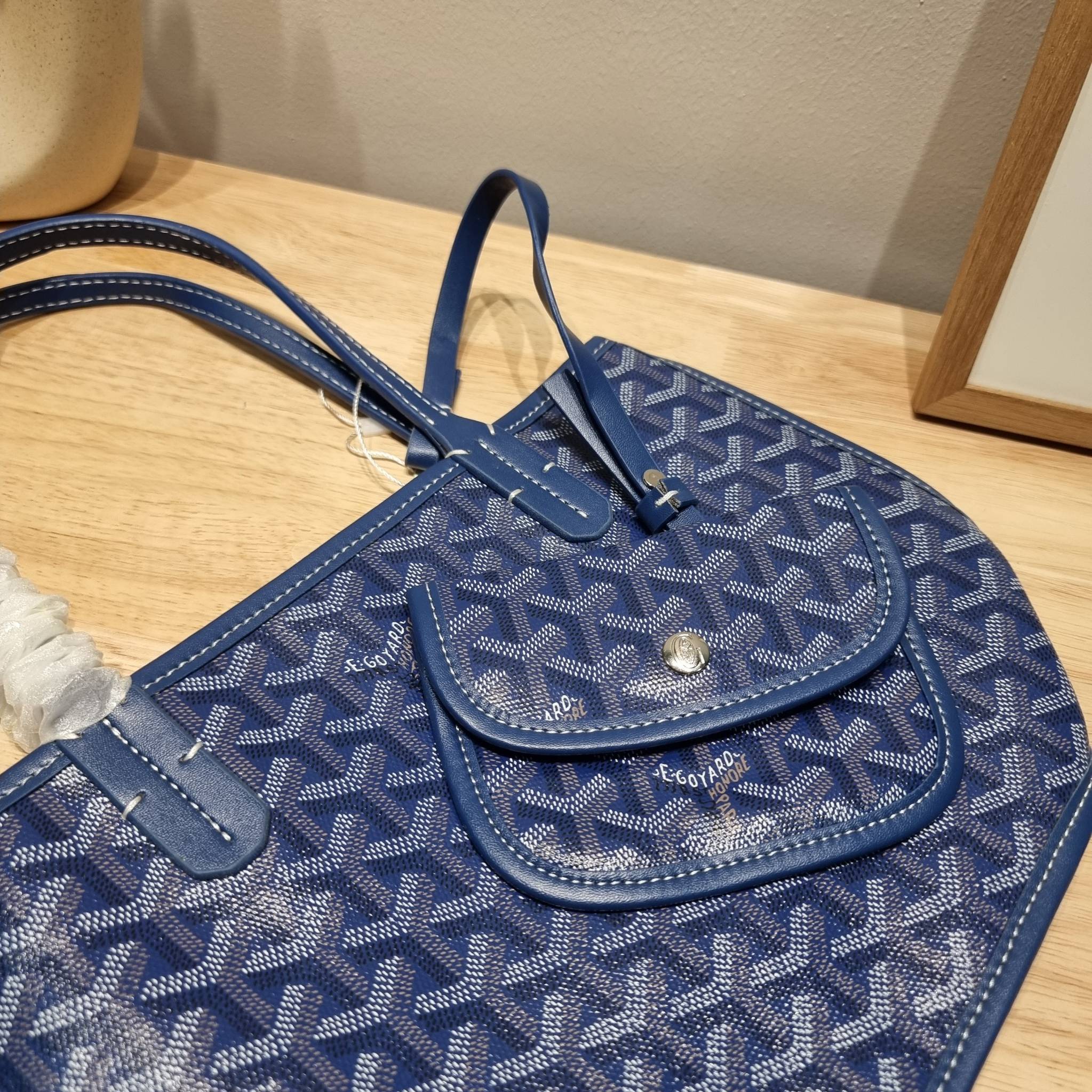 GOYARD MINI ANJOU REVERSIBLE TOTE ฮอตไอเท็ม กับกระเป๋าสะพายทรงโท้ท ไซส์มินิ กะทัดรัดมาก มาครบสีขายดี เลิศทุกสี รูปทรงคลาสสิค ดีไซน์เป็นเอกลักษณ์ ใช้งานได้หลากหลาย สามารถกลับด้านใช้ได้แบบไม่มีเบื่อ