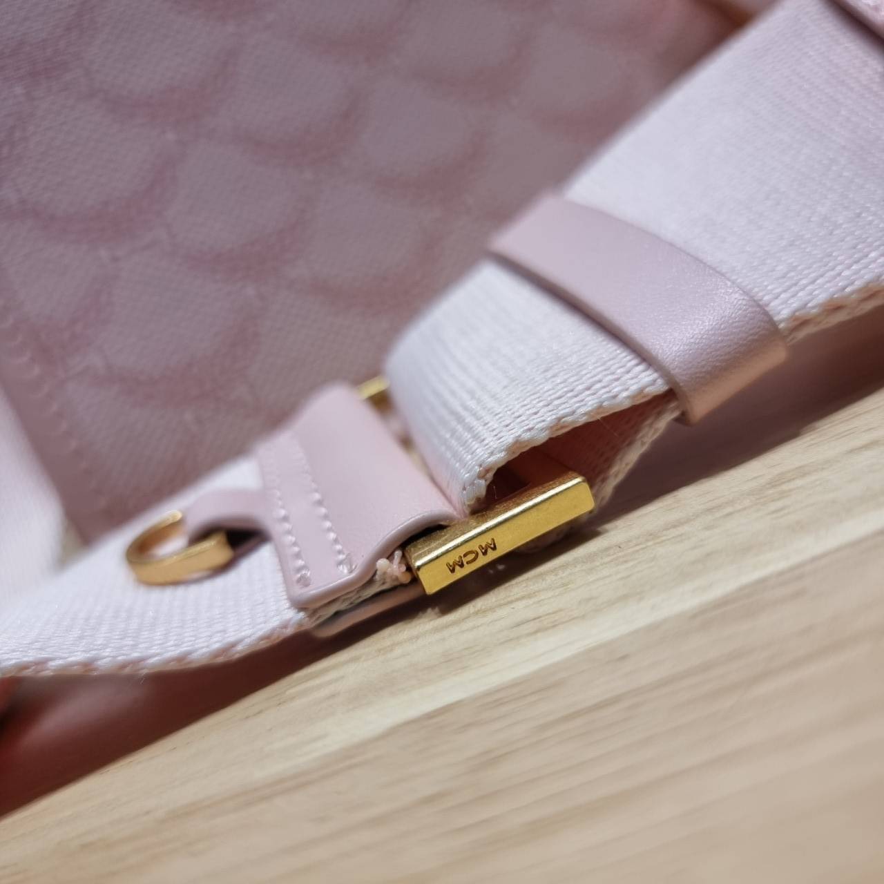 M.C.M HIMMEL SMALL TOTE IN LAURETOS คอลเลคชั่นใหม่ สีเข้าใหม่ ดีไซน์ละมุน น่ารักน่าใช้มากๆ ต้อนรับลวดลาย lauretos ไอคอนิกโมโนแกรมใหม่ ที่สวยแตกต่าง กระเป๋าทรงโท้ท โทนสีเรียบหรู