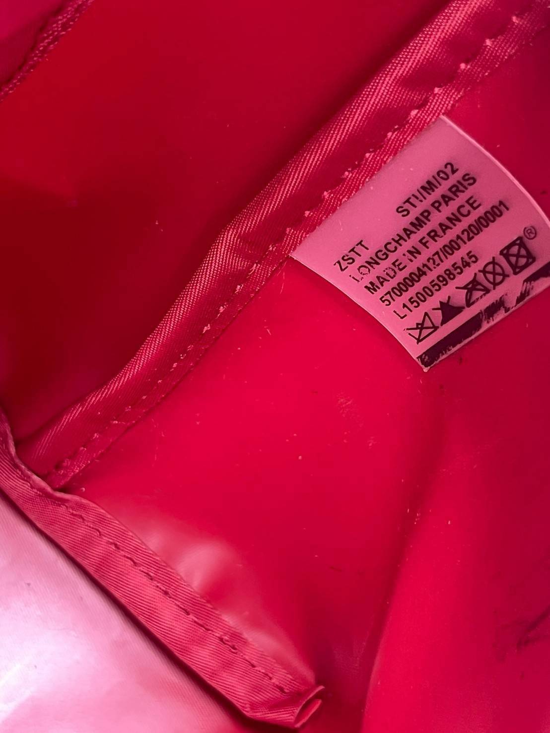 LONGCHAMP LE PLIAGE NÉO TOP HANDLE BAG XS คอลเลคชั่นสุดพิเศษจากลองฌอมป์ มีดีไซน์ที่เรียบหรูและคลาสสิก แฝงด้วยลูกเล่นแบบเฟมินีน แถมยังมีน้ำหนักเบาอย่างไม่น่าเชื่อ มาพร้อมกับหูจับกระเป๋าคู่และฝาปิดแบบกระดุม กระเป๋าถือใบนี้สามารถใช้ถือแบบทั่วไป มีสายสะพายถอด