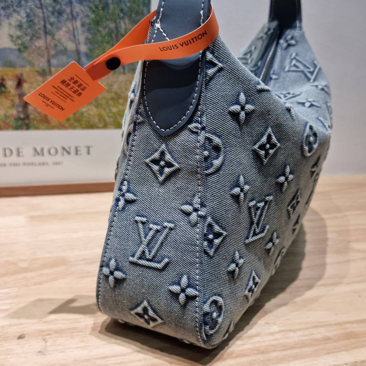 LV washed denim slouchy PM bag ใหม่ล่าสุด กระเป๋าทรงที่ใครๆก็ต้องมี ด้วยรูปทรงคลาสสิคและใช้งานง่าย ในดีไซน์สุดชิคเดนิมคมชัด