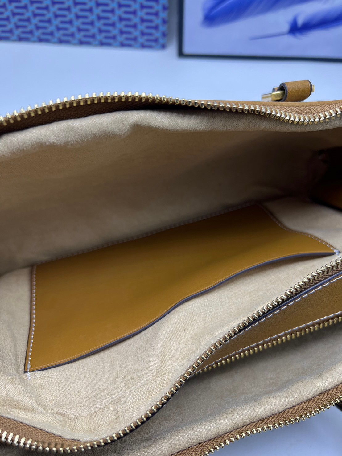 TORY BURCH Small T Monogram Marshmallow Satchel / Tory Burch tote handbag พร้อมส่ง 2 สี ใหม่ล่าสุด กระเป๋าสะพายไหล่ดีไซน์สุดทันสมัย ตัดเย็บสวยงาม ผ้า jacquard ตัดหนัง เปิด-ปิดแบบซิป มีช่องแบ่ง 2 ช่อง มีซิปลับด้านใน ใส่ของได้เยอะมากๆ ค่ะ