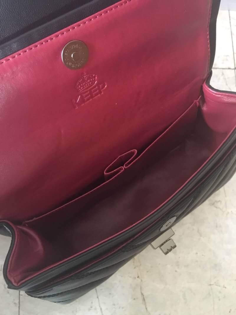 สินค้าเข้าใหม่ งานขายดี ทางร้าน ได้กระเป๋า จากแบรนด์ KEEP รุ่น KEEP shoulder coco chain handbag สวย หรู มากๆ เลยน๊า กระเป๋าอยู่ทรง หนังแกะนิ่มมากคะ สายโซ่ มีที่รองไหล่ สะพายสบายคะ สายปรับ สั้น ยาวได้คะ **ใบจริงสวยมาก เข้ากับชุดได้ง่ายมากๆ **ถือหรือสะพายได