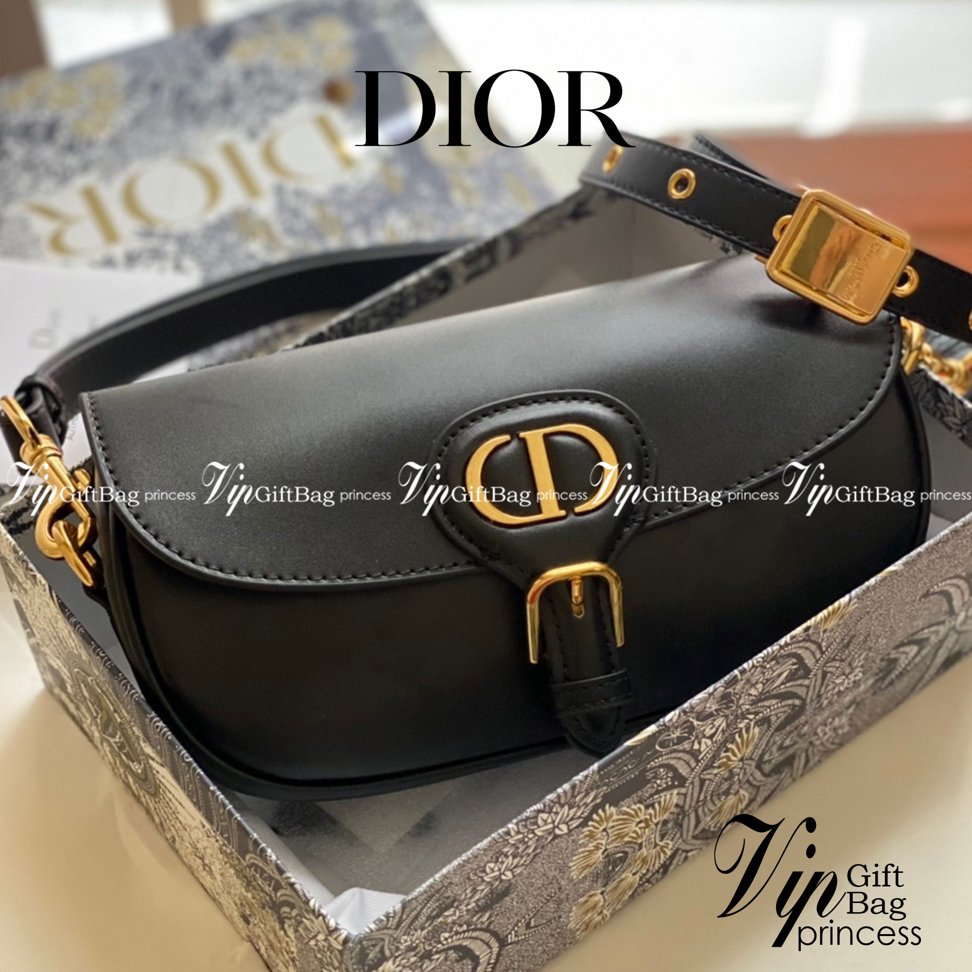หนังแท้ DIOR BOBBY EAST-WEST BAG พร้อมส่งที่ไทย งานหนังแท้ทั้งใบเกรดออริจินอล ภาพสินค้าถ่ายจากงานขายจริง ใช้งานต่างประเทศได้ รุ่นใหม่ในฤดูกาลนี้ เพิ่มความทันสมัยให้กับซิลลูเอทของ Hobo ผ่านเส้นสายที่สง่างามและสัดส่วนที่กลมกลืนกัน สไตล์หนังลูกวัว โดดเด่นด้ว