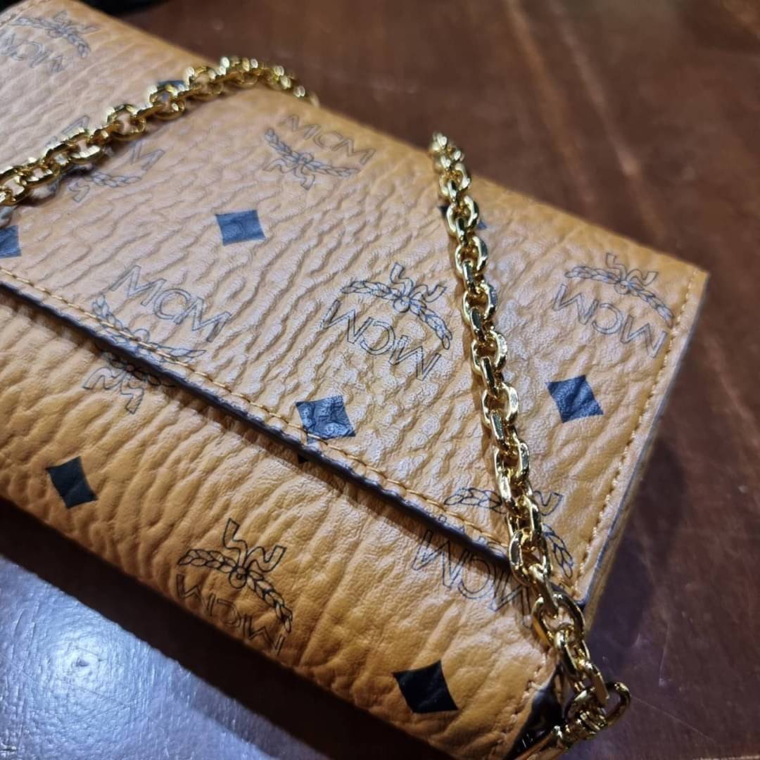 M.C.M SMALL MILLIE FLAP CROSSBODY IN VISETOS ไซส์ใหม่พกพาสะดวก!! กระเป๋าสะพายกึ่งคลัทช์ รอบนี้มาไซส์สวย สามารถใช้แทนกระเป๋าสตางค์ได้เลย ใส่โทรศัพท์มือถือได้ทุกรุ่น ใส่ของสำคัญสบายๆ มาพร้อมสายสะพายโซ่สีทองหรูหรา รูปทรงดีไซน์ร่วมสมัย ใช้งานง่ายด้วยตัวล็อค ว