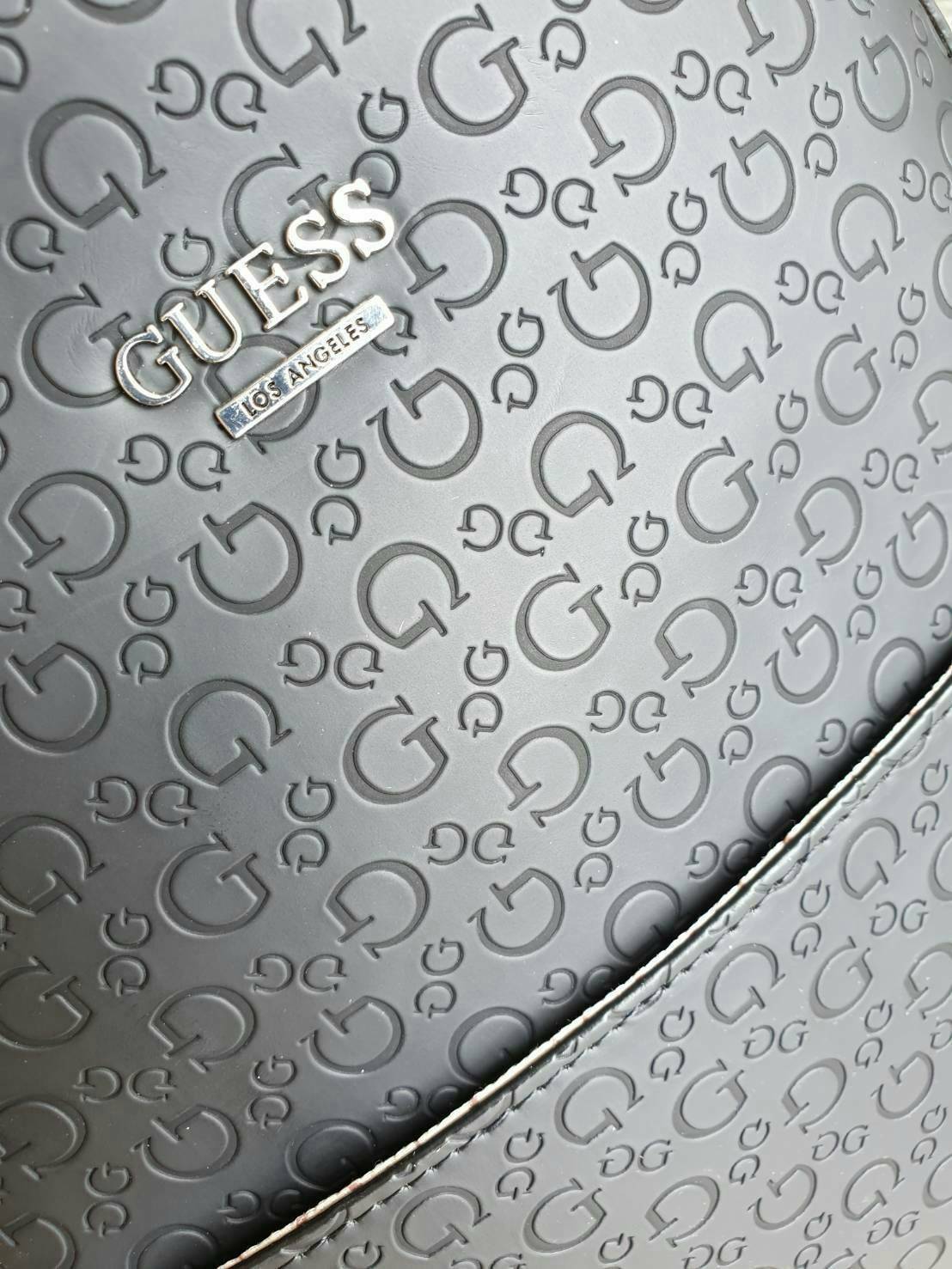 GUESS WOMAN'S BACKPACK กระเป๋าสะพายเป้ขนาดกำลังดี วัสดุหนังแกะสังเคราะห์ โลโก้รอบใบ หนังสวย น้ำหนักเบามากกกๆ!! กันน้ำ ทำความสะอาดง่าย มีหูหิ้วเเละสายสะพายหลังเลื่อนปรับได้ 5 ระดับ ด้านหน้าประดับโลโก้แบรนด์ อะไหล่เงิน และ มีช่องใส่ของ 1 ช่อง เปิดปิดด้