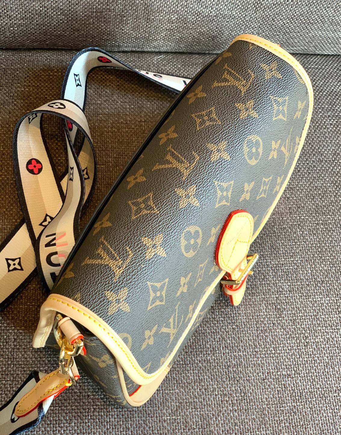 LOUIS VUITTON DIANE MONOGRAM พร้อมส่ง สุดคุ้ม! กับกระเป๋าLV พรีเมี่ยมกิฟ ตปท. หนังแท้ นิ่ม ทรงสวยมากๆค่ะ ((พื้นผิวหนังเป็นการขัดตามธรรมชาติจะมีรอยดำๆตรงขอบหนังนะคะ)) รุ่นนี้มาในลุคสวย หรู ดูชิล เพราะไม่ว่าลุคไหนๆก็เอาจริงๆจ้า! เปิดปิดกระเป๋าแบบกระดุมแม่เห
