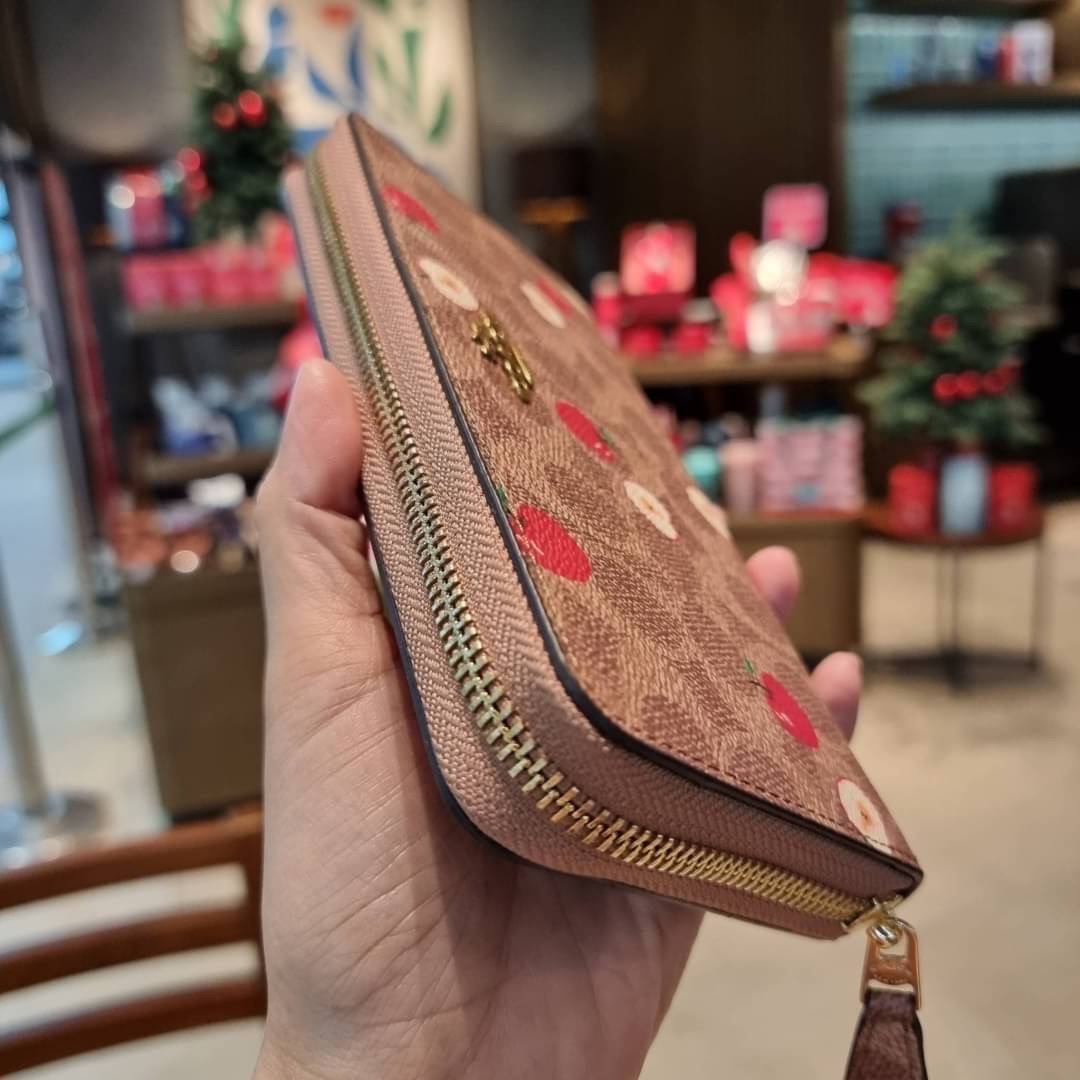 OUTLET 】COACH ACCORDION ZIP WALLET IN SIGNATURE CANVAS F86093 C3287 F98126 กระเป๋าสตางค์ใบยาว น่ารักน่าใช้