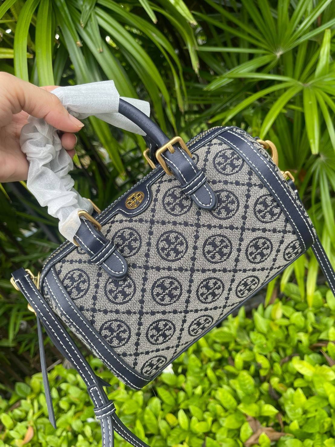 small: Tory burch T Monograme Jacquaed Mini Duffle Bag เป็นทรงกระเป๋าที่มีความฮอตฮิตตลอดกาล ด้วยรูปทรงคลาสสิคและเหมาะใช้งานเข้ากับทุกสถานการณ์ ไม่ว่าจะเป็นกระเป๋าสะพายไหล่ เพิ่มความคล่องตัวและเข้าได้กับทุกลุค ไม่ว่าจะเป็นวันสบายๆ หรือวันที่ต้องออกไปทำกิจก