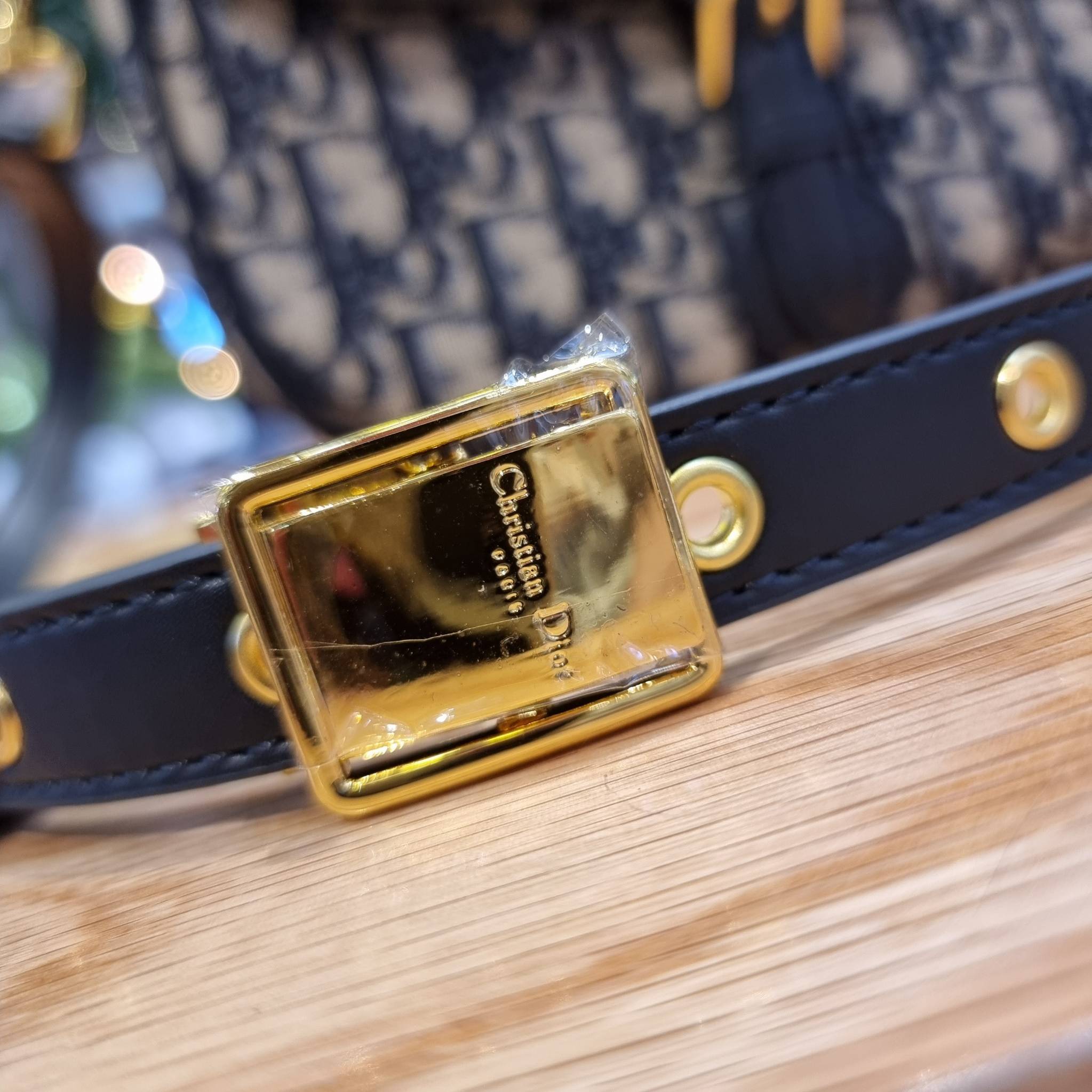 DIOR CD MEDIUM BOBBY BAG กระเป๋าสะพายข้างพรีเมี่ยมกิ๊ฟทรงสวย ดีไซน์ย้อนยุค เป็นเอกลักษณ์ไม่เหมือนใคร เปิด-ปิดด้วยกระดุมแม่เหล็ก ใช้งานง่าย อะไหล่ทองดูหรู ภายในเป็นช่องโล่ง มาพร้อมสายสะพาย crossbody ถอดออกได้ ปรับได้ จะถือเป็นคลัทช์ออกงานก็ได้ สะพายไปทำงาน