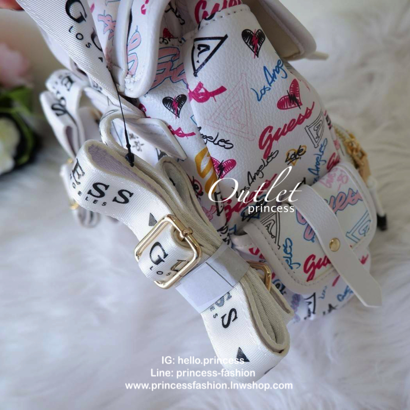 guess kacee front flap mini backpack กระเป๋าเป้สุด cool ด้านหน้าติดชื่อแบรนด์ เปิดปิดด้วยกระดุมแม่เหล็ก และรูดเชือกปิด ด้านหน้ามีช่องซิป และด้านข้างทั้ง 2ข้าง มีช่องใส่ของได้ รุ่นนี้น่ารักเว่อ วัสดุกันน้ำได้อีก ช่องด้านในใส่ของได้เยอะ และยังมีซิปอีกด้วย ส