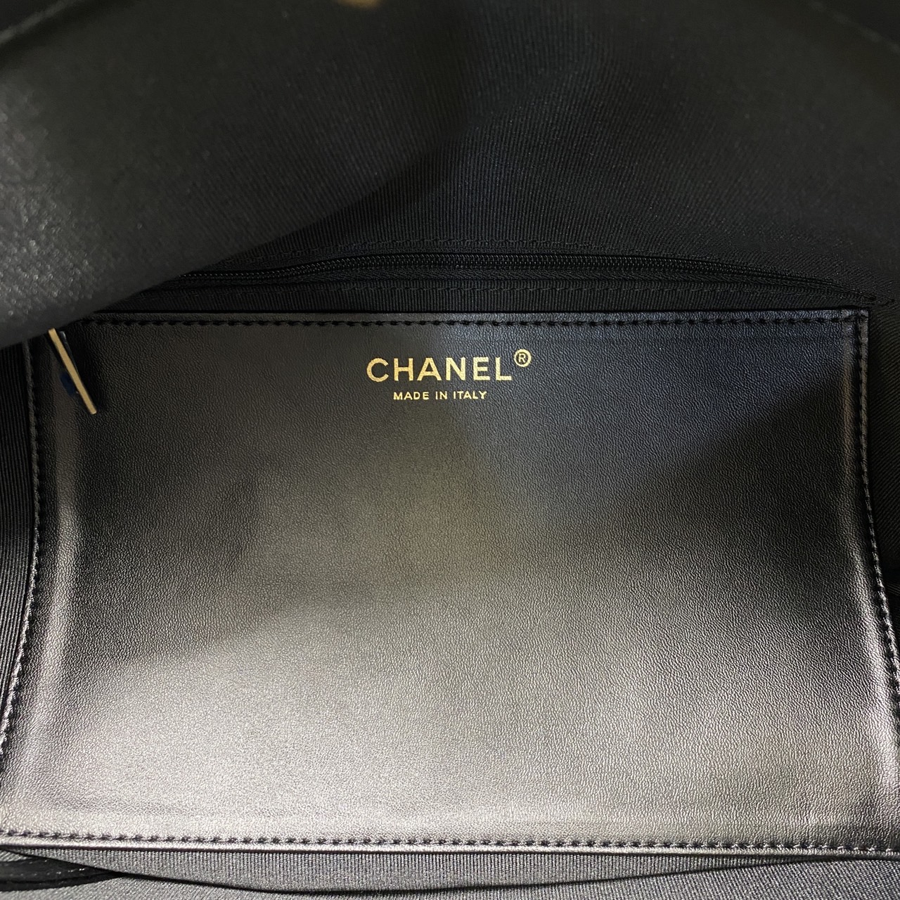 Chanel Tote Bag / Chanel Hobo / Chanel Vintage Big CC Turnlock Black Quilted Large Bag Holo กระเป๋าโท้ทใบใหญ่สไตล์วินเทจ งานหนังเต็มใบลายควิลท์ เป็น every look จุของได้เยอะ เหมาะมากๆ ค่ะ