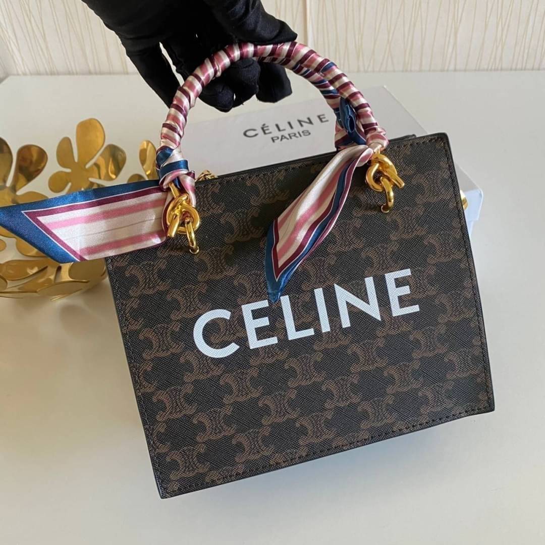 CELINE Tote Bag / Celine Mini Vertical Cabas In Triomphe Canvas And Calfskin With Celine Print Tan พร้อมส่งที่ไทย!! ที่นี่ที่เดียว สวยน่ารักมากๆ ใช้งานดี ถือได้ สะพายได้ กระเป๋ารุ่นโท้ทที่ถามกันเยอะมาก บอกเลยน่ารักสุดๆ สายสะพายมีมาให้สองสาย สายหนัง สายเชื