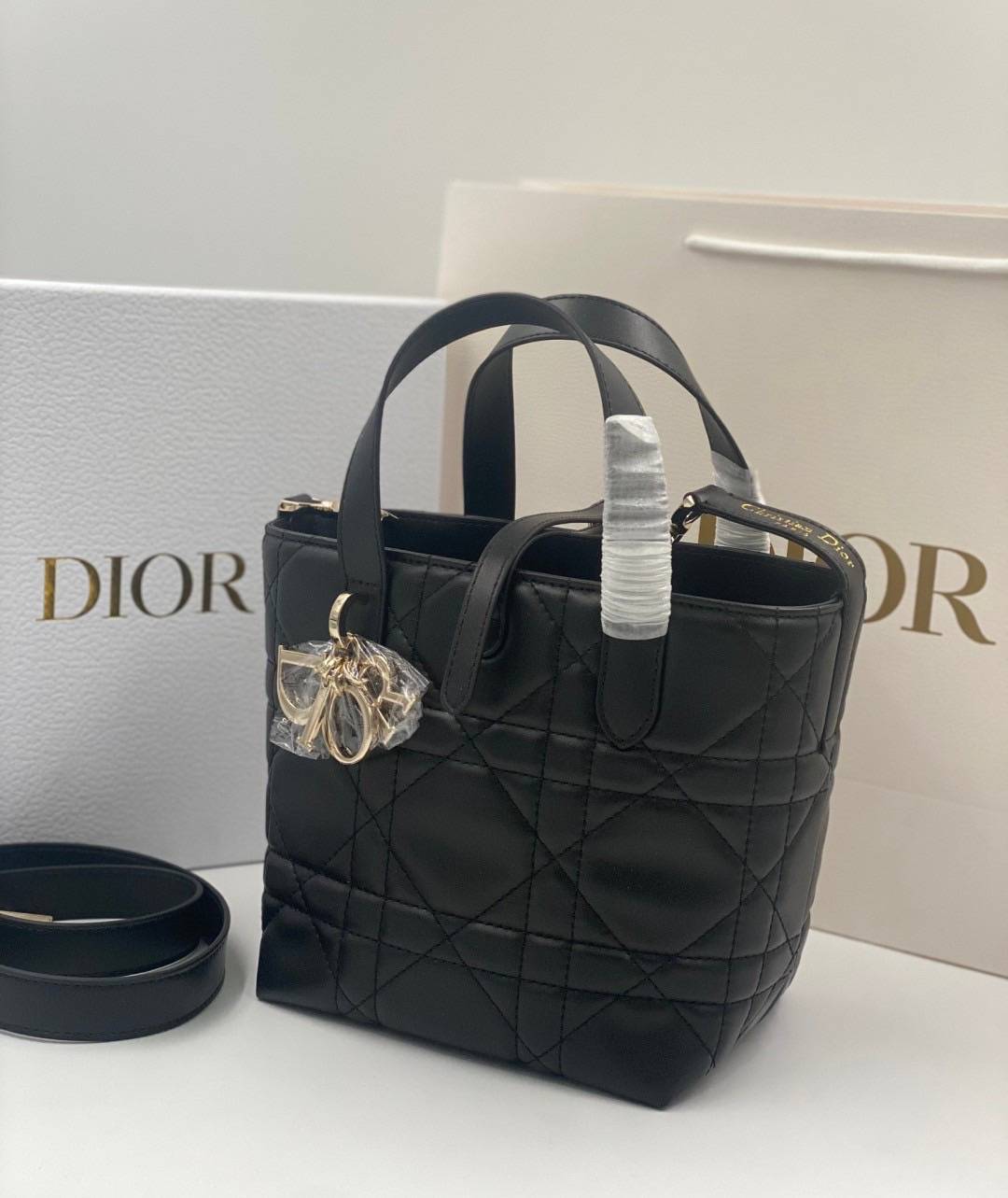 ORI | หนังแท้ DIOR Small Toujours vertical tote bag กระเป๋าทรงโท้ทไซส์เล็กสวยหรู ดีเทลสุดประณีตคอมพลีตลุคในทุกวัน เย็บลวดลาย macrocannage และชาร์มตัวอักษร D,I,O,R