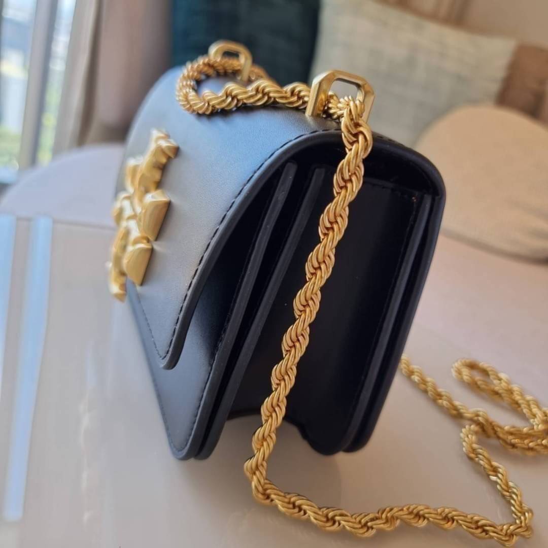 TORY BURCH ELEANOR SMALL CONVERTIBLE SHOULDER BAG ฮอตไอเท็ม รุ่นนี้ขายดีขายหมด สวยหรู คุณหนู ผู้ดี!! หายากมากแล้วน้า กระเป๋าสะพายข้าง ดีไซน์อยู่ทรง ขนาดกำลังสะดวกใช้สำหรับสาว วัสดุหนังแท้เต็มใบ สีทูโทน เปิด-ปิดด้วยแถบแม่เหล็ก ภายในแบ่งสัดส่วนได้เป็นอย่างด