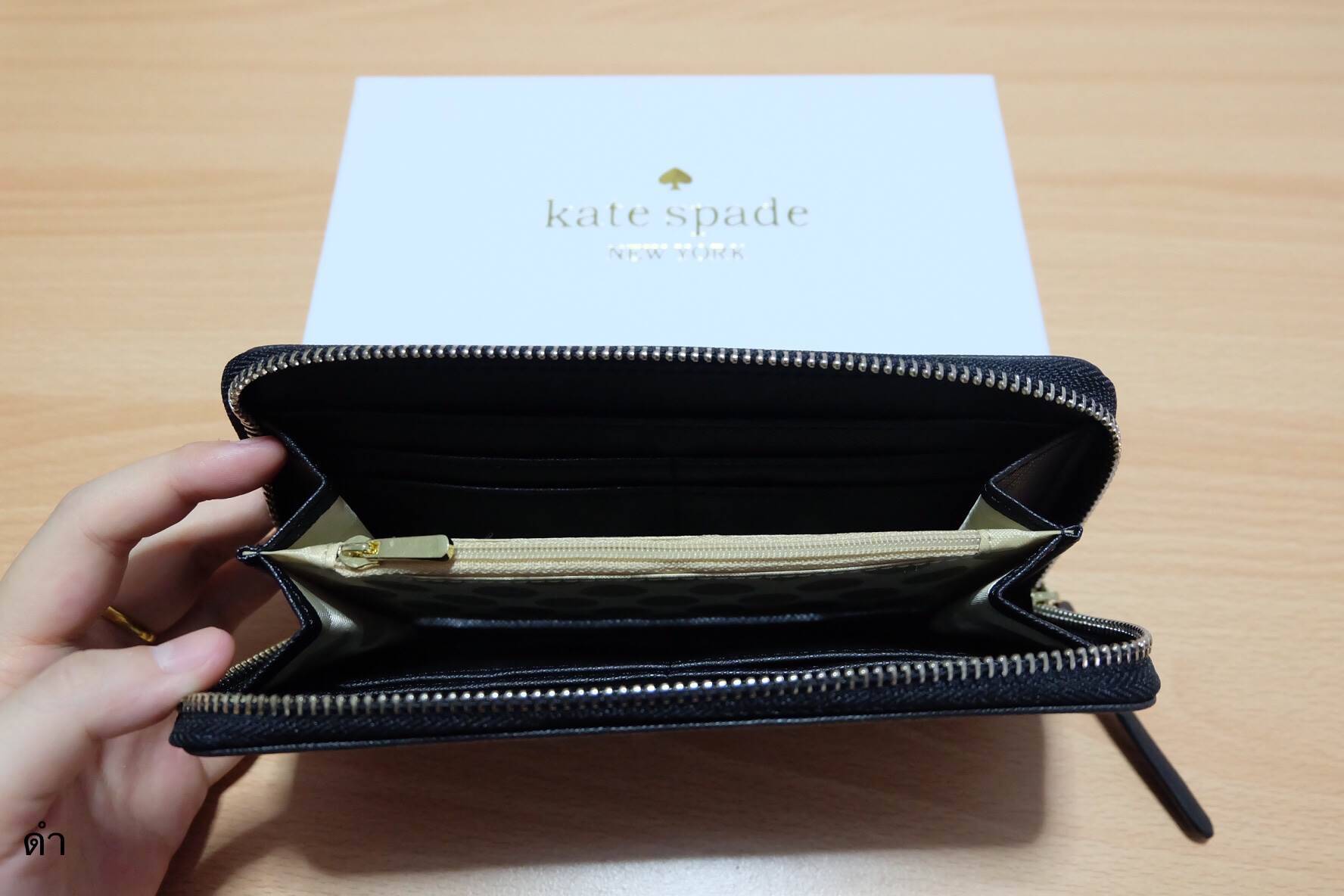 กระเป๋าสตางค์ใบยาวซิปรอปยี่ห้อ KATE SPADE กระเป๋าเงินหนังลาย saffiano อะไหล่สีทอง น้ำหนักเบา ด้านในมีช่องซิปใส่เหรียญ ใส่บัตร ใส่ธนบัตรได้จำนวนมาก ใบนี้สวยรับทรัพย์จริงๆ นานๆมาทีนะคะสีนี้ รีบคว้าด่วนเลยคะ
