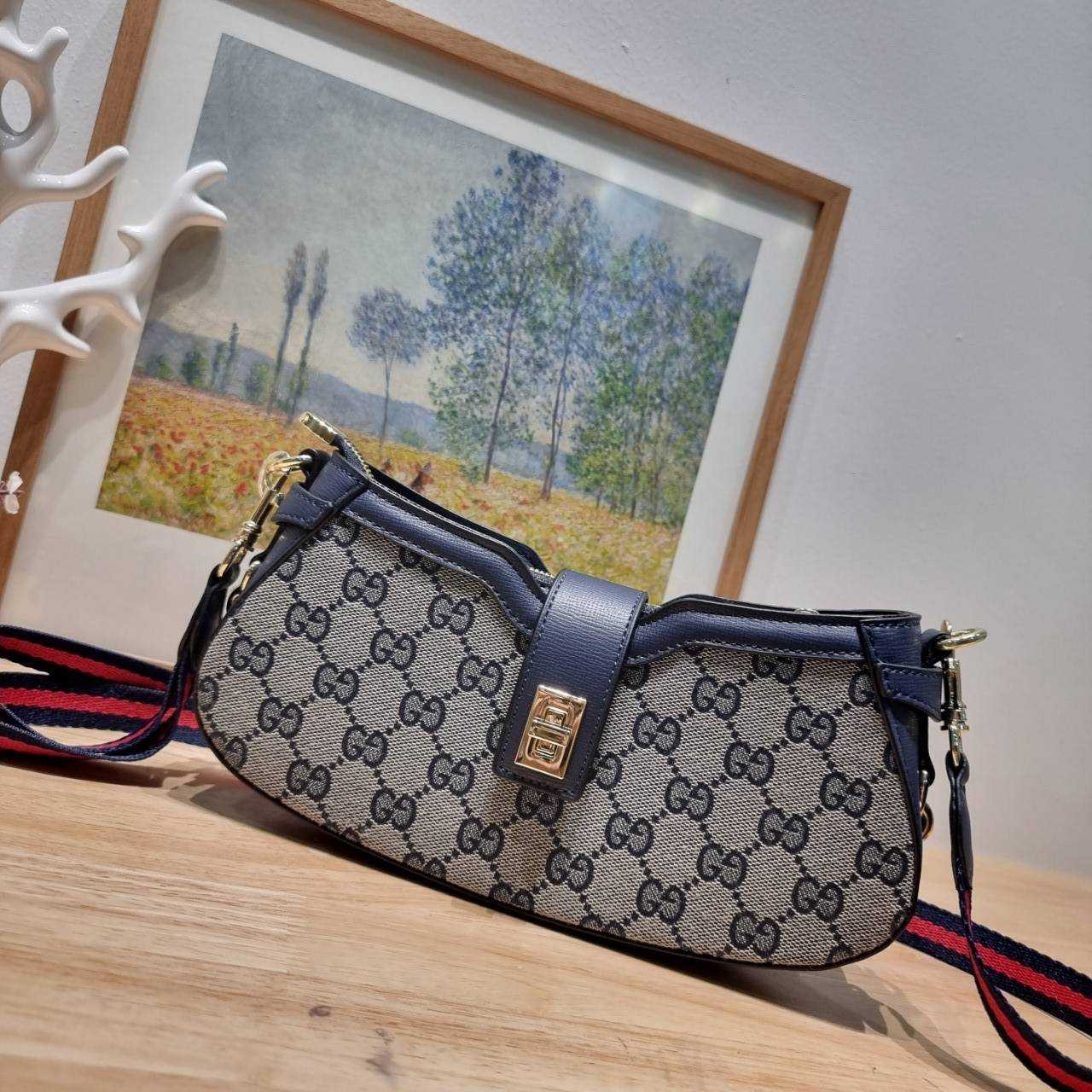 Gucci moon side mini shoulder bag สวยย้อนยุค y2k กำลังมาแรง กับอีกหนึ่งไอเท็มสุดจึ้ง ด้วยขนาดที่กำลังพอดี ดีไซน์คลาสสิคลัคชู ดูผู้ดี