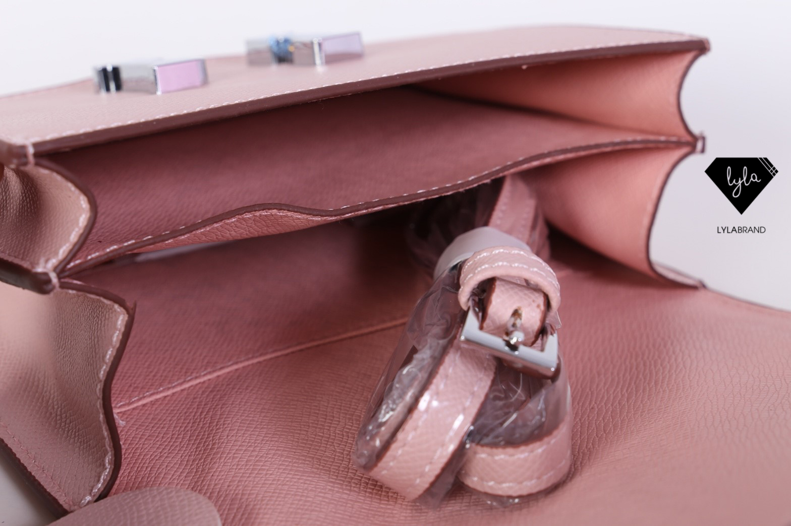 LYLABRAND🔔 Constance ไซต์ 18 สุดฮอต รุ่นนี้หนัง Epsom , PU top premium นะคะ หนังดีเลอค่าน่าสอยมากกก บอกคำเดียวเลยว่าเด็ดสุด !! เหมือนหนังแท้เบอสุดค่ะคูณผู้หญิง ลูกค้าเก่าน่าจะทราบกันดีอยู่แล้วว่าคุณภาพของร้านนี้ต้องมาเป็นอันดับหนึ่งเท่านั้น อิอิ ม