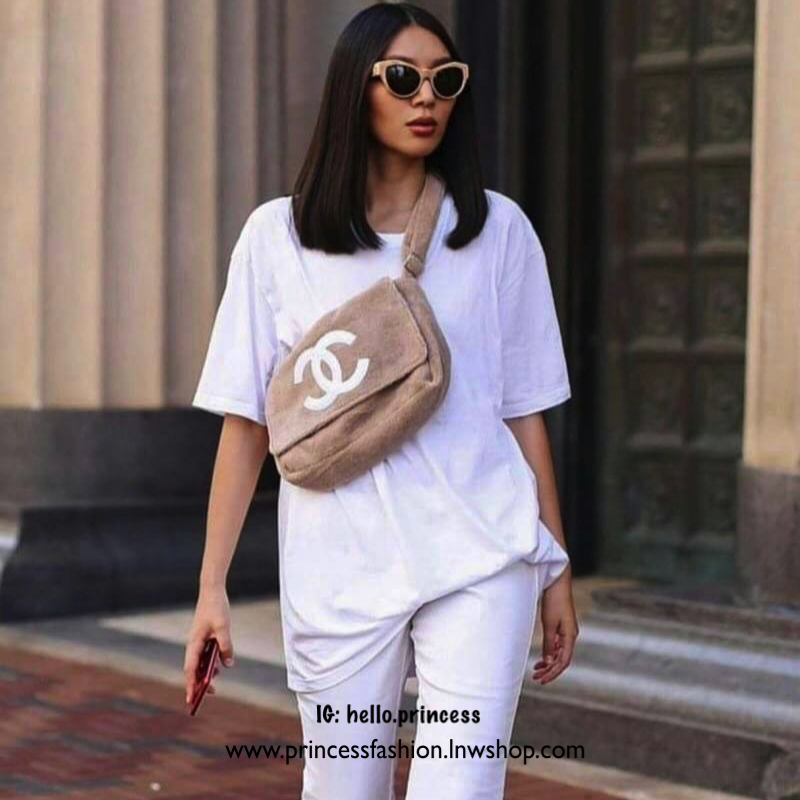 Chanel Beaute Crossbody Bag กระเป๋าถือหรือสะพายพรีเมี่ยมของเเท้จาก Chanel Cosmetic Counter VIP Gift รุ่นแนะนำวัสดุขนวูฟหนานุ่มตัดโลโก้แบรนด์หนังแก้วสวยโดดเด่น น้ำหนักเบา เปิดปิดด้วยฝาปิดกระดุมแม่เหล็ก ใบใหญ่กำลังดีใส่ ipad กระเป๋าสตางค์ใบยาว iphone เครื่อ