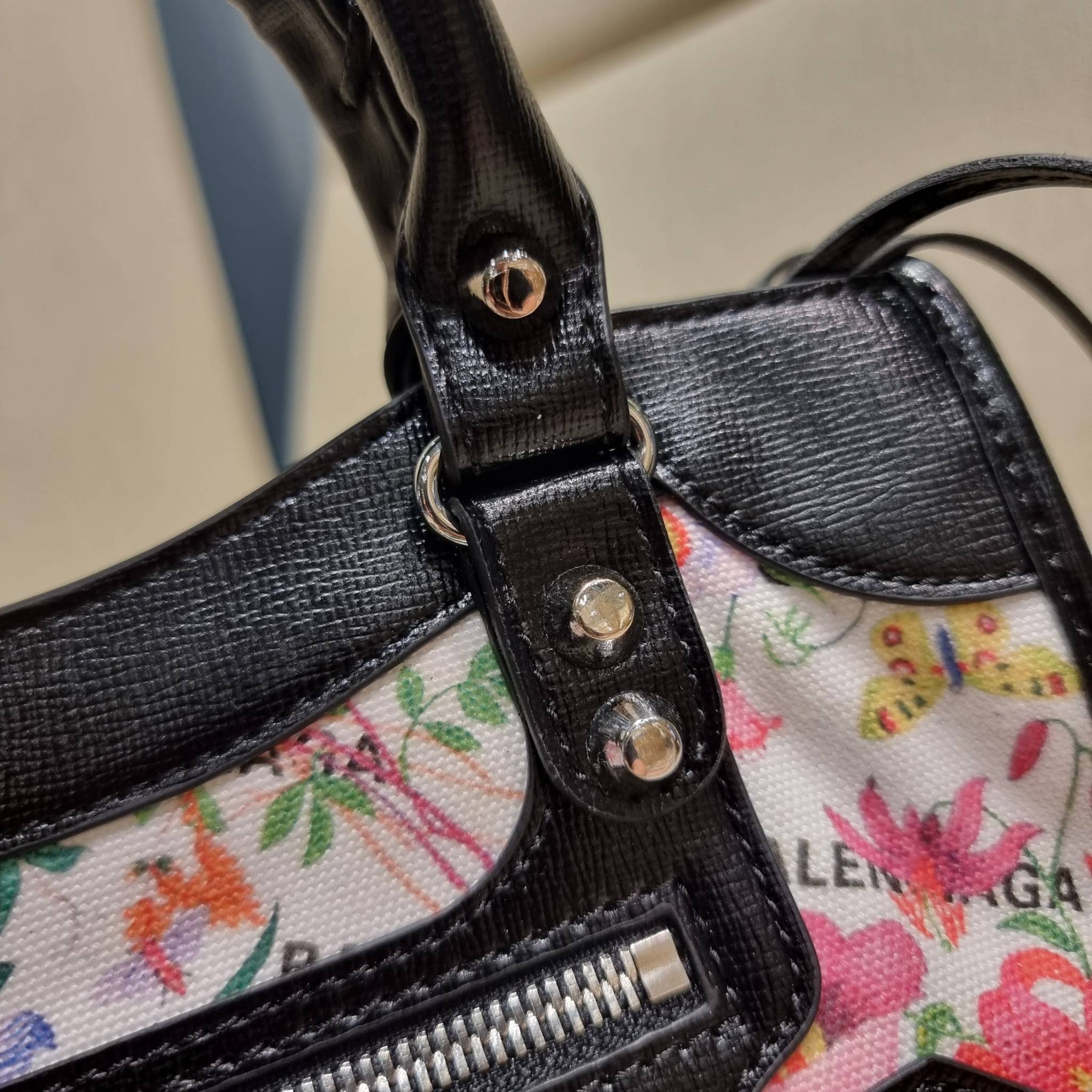 ไซส์ใหม่ กับรุ่นคอลแลบอีกหนึ่ง ที่ฮอตติดลมไม่เลิก!! Gucci×Balenciaga neo floral small bag กระเป๋าถือ/สะพายข้างที่โดดเด่นในสไตล์ที่ไม่ซ้ำ ไม่เกร่อ ดีไซน์มีกิมมิคและลูกเล่นแพรวพราว ทั้งหนังรูดซิป ทั้งหูจับ ทั้งความตกแต่ง มีดีเทลอัพราคาไปหมด วัสดุผ้าแคนวาสตั