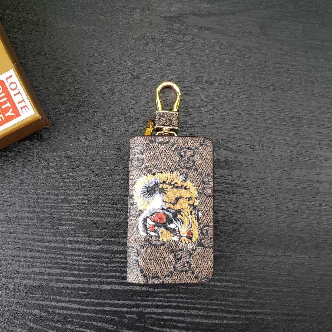 GUCCI Keychain กระเป๋าพวงกุญแจสุดหรูหรา ที่จะทำให้การหากุญแจรถยนต์ของคุณเป็นเรื่องง่าย ขนาดกระทัดรัด หยิบจับง่าย