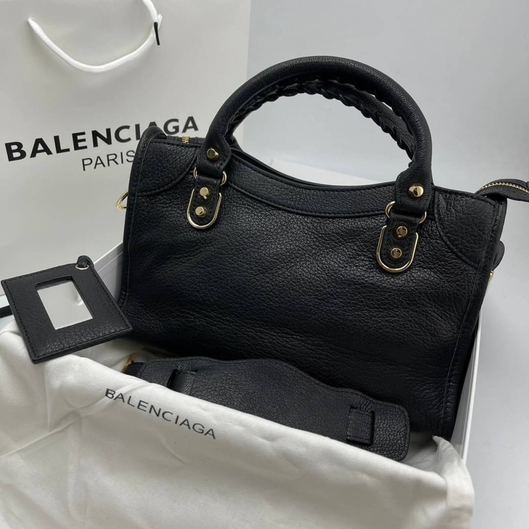 หนังแท้ BALENCIAGA CLASSIC CITY SMALL SHOULDER BAG in black Arena lambskin อะไหล่เงิน / ทอง การสร้างสรรค์ที่มีเอกลักษณ์เฉพาะตัว หรูหรา สีดำคลาสสิก วัสดุหนังแกะแท้ทั้งใบ ภายในโล่งกว้างจุของได้เยอะ เกรดออริจินอล ตอบโจทย์ได้ทุกลุค ทุกไลฟ์สไตล์ คูลๆ เท่ๆ ภาพส