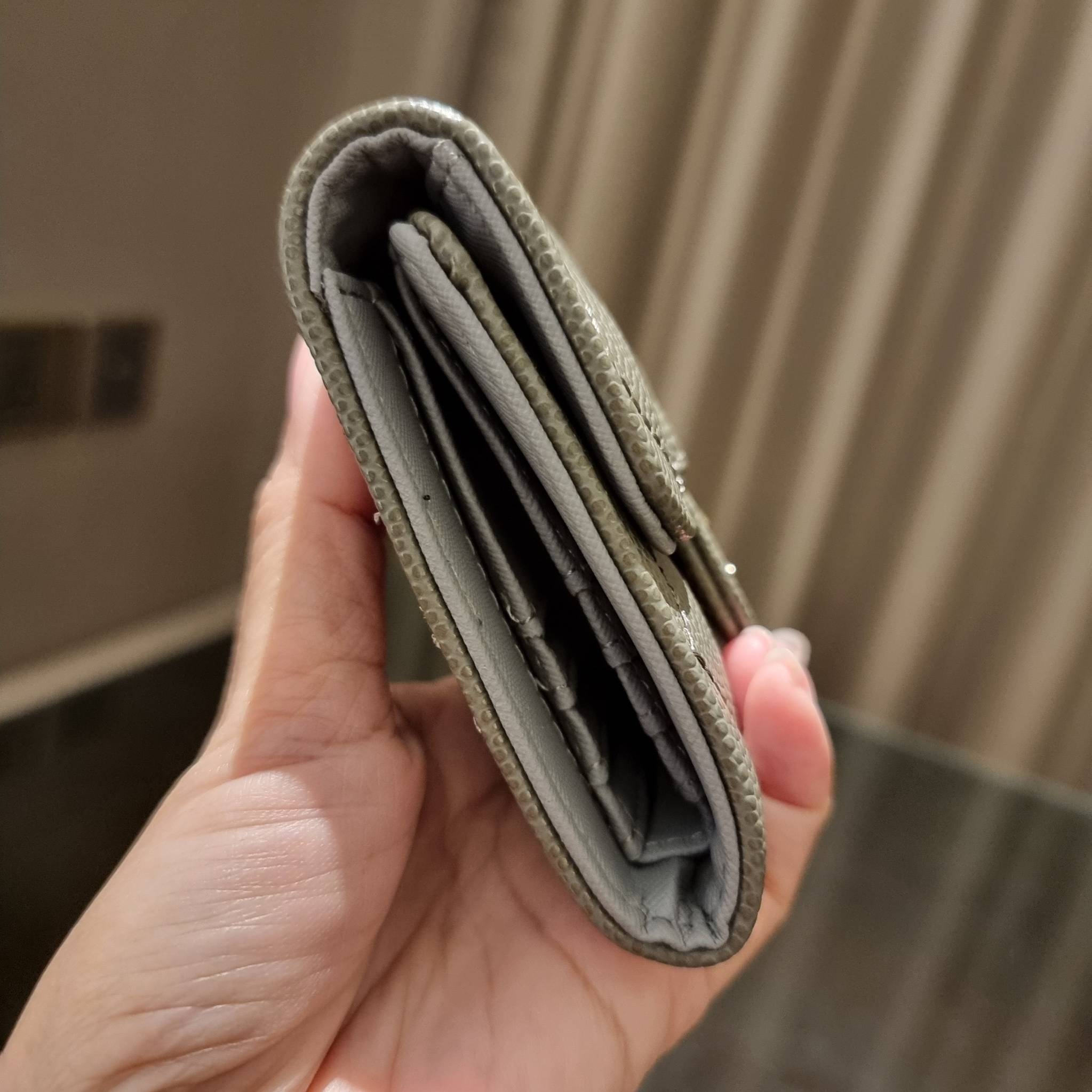 VIP 】มาแล้วจ้า!! รุ่นแนะนำ!! ฮิตติดใจสาวๆ!! กระเป๋าสตางค์ใบสั้นรุ่นฝาพับ จาก Chanel premium for gift เรียบหรู ดูไฮน์ วัสดุหนังสังเคราะห์ลายคาร์เวีย ด้านในเป็นหนังซาฟเฟียโน่ เปิด-ปิดด้วยกระดุมแม่เหล็ก ภายในกระเป๋ามีช่องใส่บัตร ใส่ธนบัตรได้ ดีไซน์เรียบหรูตา