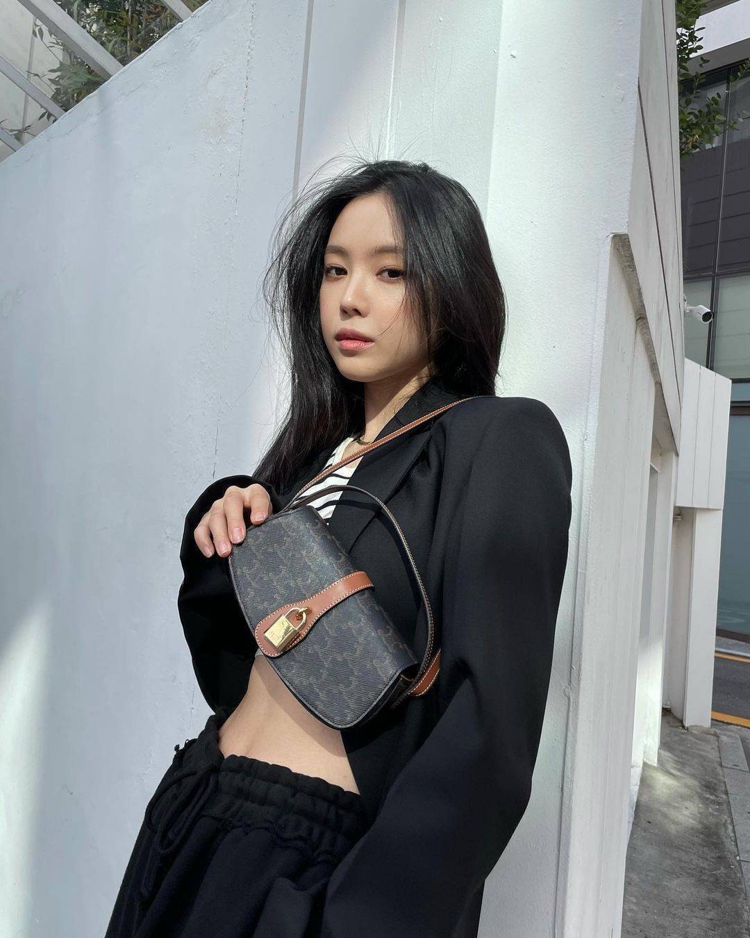 CELINE MINI CROSSBODY BAG VIP GIFT WITH PURCHASE (GWP) กระเป๋าพรีเมี่ยมกิ๊ฟ Limited Edition จาก CELINE PARFUME DUTYFREE COUNTER วัสดุ TRIOMPHE CANVAS ดีไซน์สุดคลาสสิคเปิดปิดด้วยฝาปิดแม่เหล็ก ด้านหน้าตกแต่งด้วยแม่กุญเเจแบรนด์สามารถใช้งานจริงได้ ภายในโล่งมี