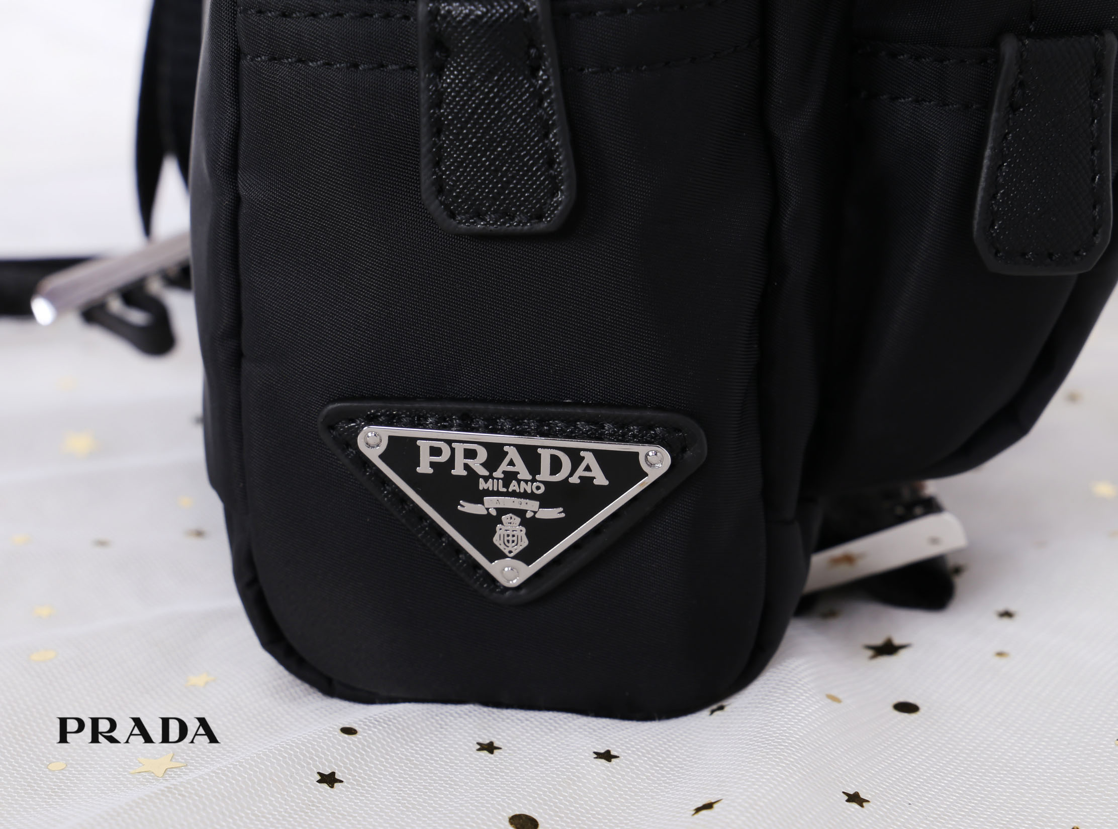 Prada nylon shoulder bag / Prada crossbody nylon bag VIP gift ใช้ได้ทั้งหญิงชาย ห้ามพลาดรุ่นใหม่l Prada Bag ทรงใหม่มีไว้ไม่ซ้ำใครแน่นอนคะ จะสะพายข้าง หรือ คาดอกก็ได้ วัสดุทำจากผ้า Nylon เนื้อหนาคุณภาพดี ตัวอะไหล่เงินสวยหรู ขนาดกำลังดี ใส่ของได้เยอะ มือถือ