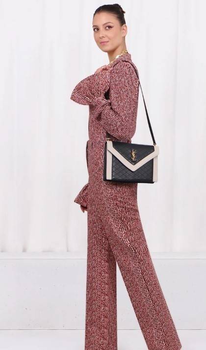 VIP SAINT LAURENT GABY SATCHEL BLACK / YSL GABY กระเป๋าสะพายดีไซน์เกร๋ รูปทรงแบบซองจดหมาย หนังลายตาราง น้องใหม่จากSaint Laurent Gaby Satchel วัสุดหนังลูกแกะแบบควิลท์ (หนังแกะสังเคราะห์) งานสไตล์วินเทจ แต่งขอบสีขาวตัดกับสีดำ ด้านหลังมีช่องสำหรับใส่ของได้ โ