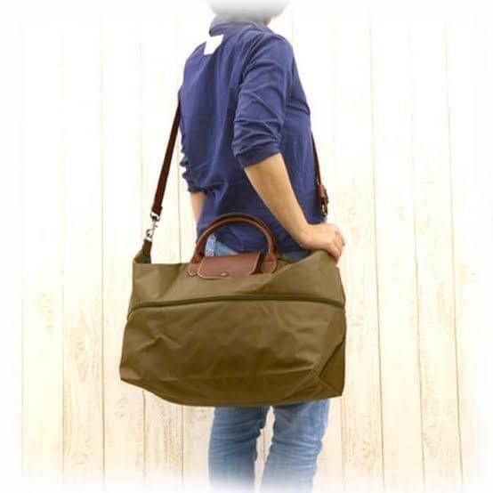 LONGCHAMP LE PLIAGE CLUB TRAVEL BAG กระเป๋าขนาดใหญ่สำหรับการเดินทาง เราเรียกที่นี้ว่า travelling bag รุ่นคลาสสิค มาพร้อมสายสะพายยาวที่ปรับและถอดออกได้ ความพิเศษของรุ่นนี้ที่ครองใจนักเดินทางทั่วโลก คือซิปรอบตรงกลางตัวกระเป๋า สามารถเปิดซิปเพื่อขยายขนาดและพั