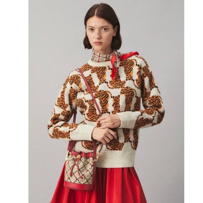 Mini : Tory Burch T Monogram Embroidered Mini Bucket Bag Hazelnut กระเป๋าทรงถังขนาดเล็ก เป็นแพทเทิร์นคลาสสิคที่ได้รับแรงบันดาลใจจากการควิลท์แบบดั้งเดิมของเพนซิลเวเนีย คอลเล็คชั่นบอกเล่าความมีสไตล์เหนือกาลเวลา ลายดอกกุหลาบสีแดงลายปักษ์ วัสดุผ้าสว๊อตซ์วินเท