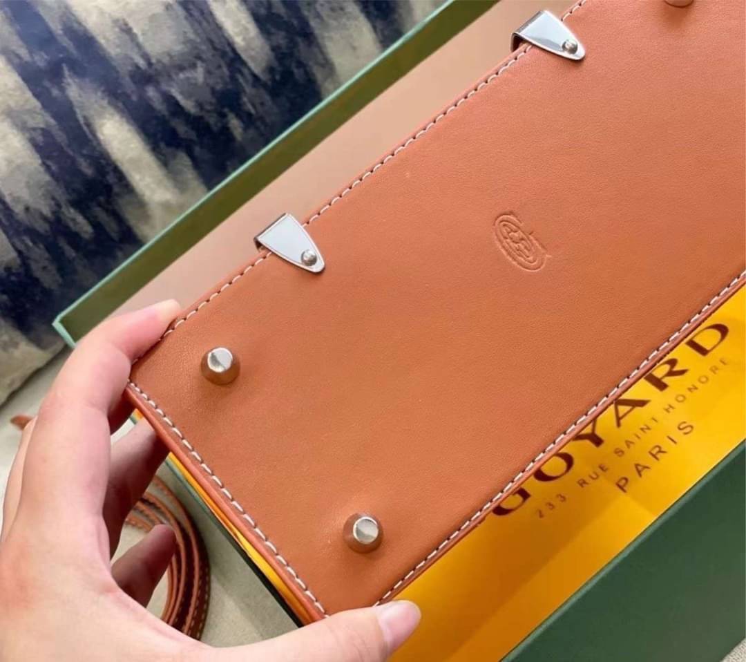 GOYARD Saigon Structure Mini Bag คุ้มค่าและ exclusive ที่สุดกระเป๋าทรงโท้ทไซส์มินิ ดีไซน์ล้ำ โดดเด่นด้วยรูปทรงและมือจับไม้สังเคราะห์ ที่ไม่เหมือนใคร และเพิ่มลูกเล่นด้วยสายคาด ใช้งานได้ทุกสถานการณ์ หยิบใช้วันไหนๆ ก็ตอบโจทย์ได้หมดน้า